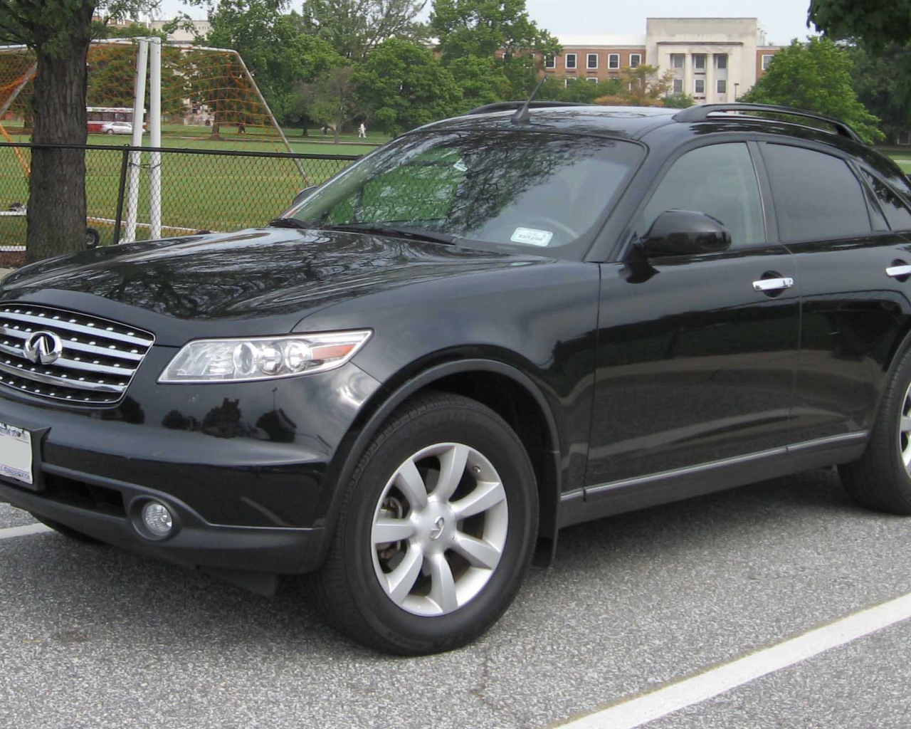 Infiniti FX35 на фоне города