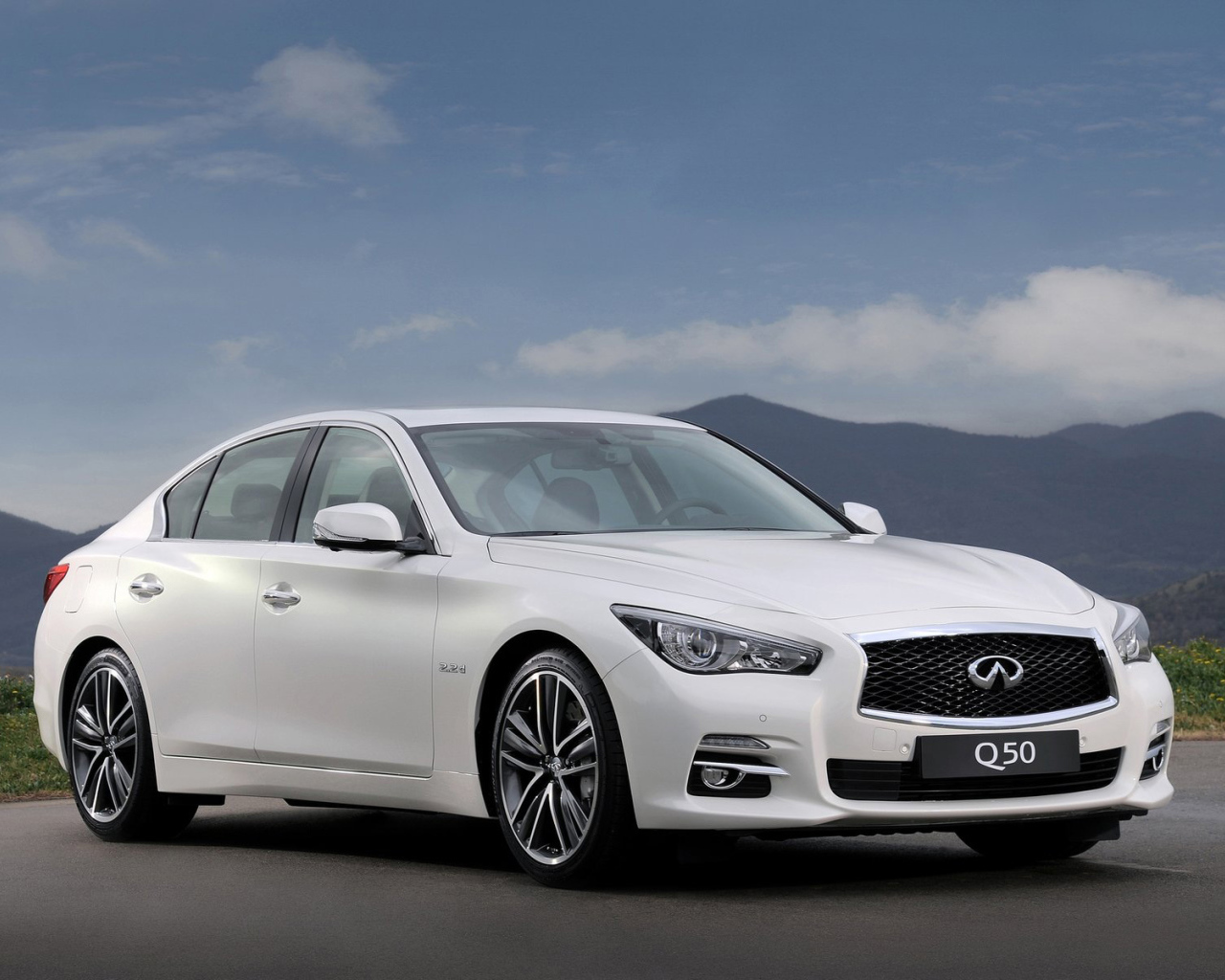 Автомобиль Infiniti Q50 2014 года на дороге