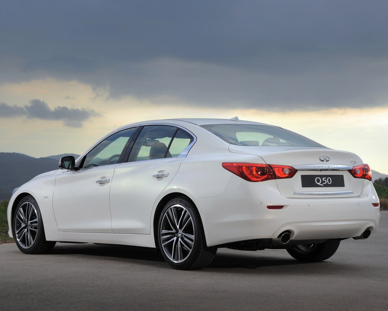 Новый автомобиль Infiniti Q50 2014 года