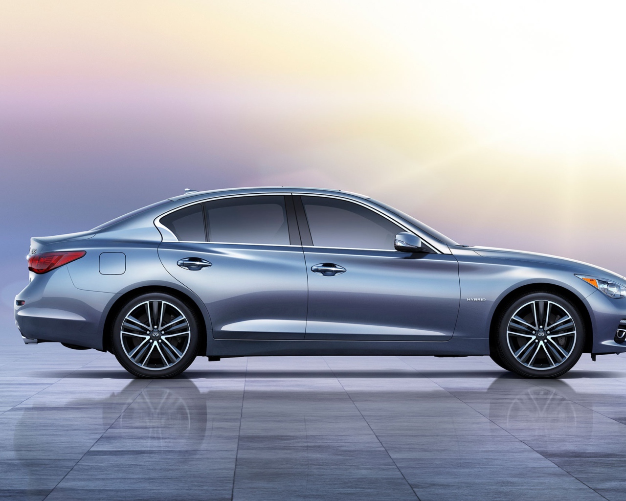 Новая машина Infiniti Q50 2014 года