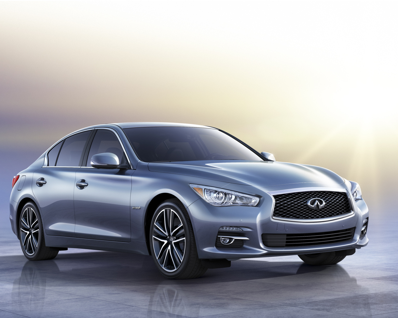 Красивый автомобиль Infiniti Q50 2014 года в Москве