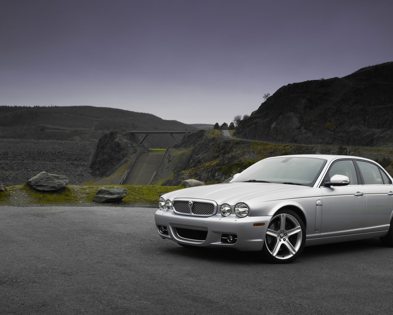 Белый автомобиль Ягуар