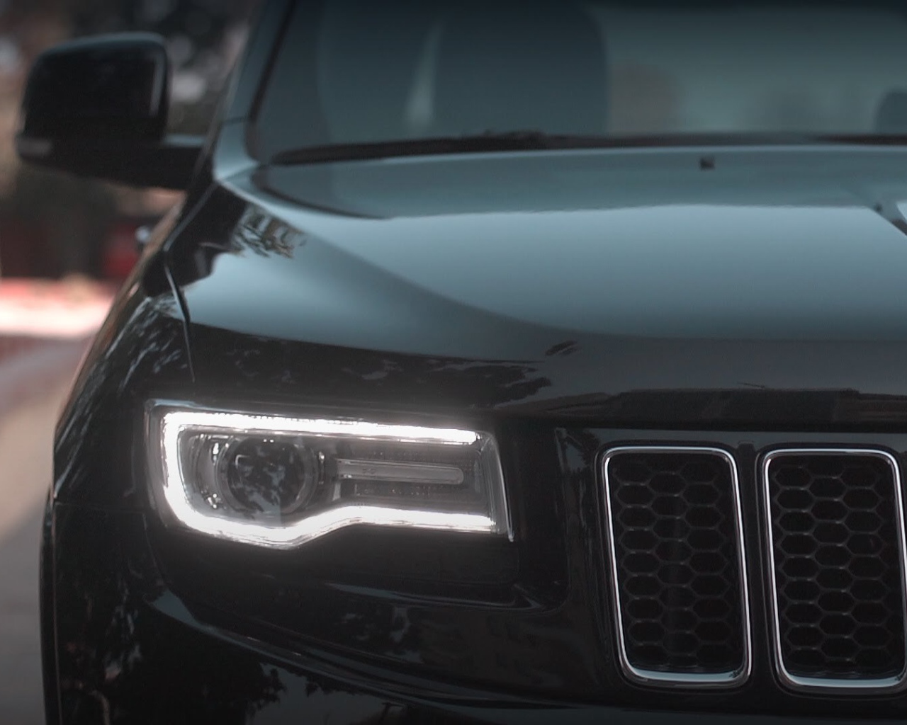 Красивый автомобиль Джип Гранд Чероки 2014