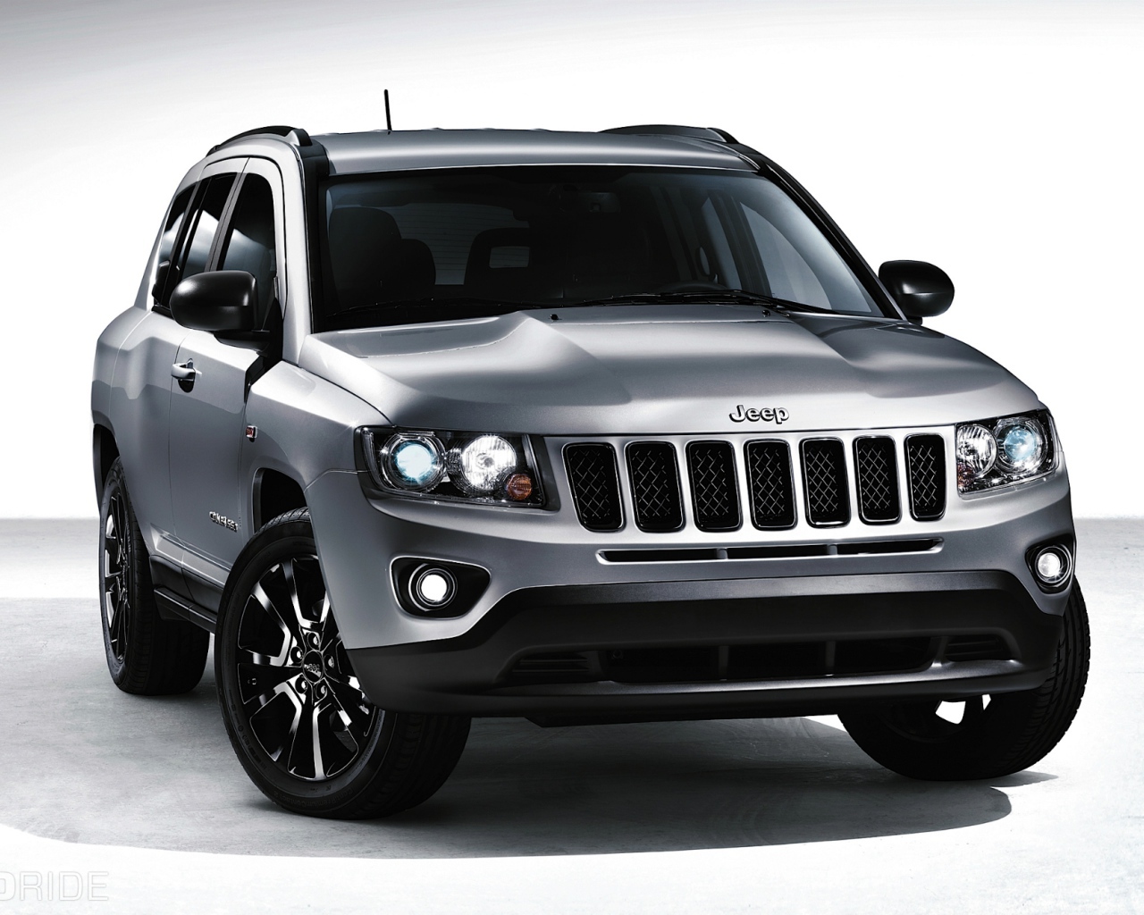 Серый Jeep Compass
