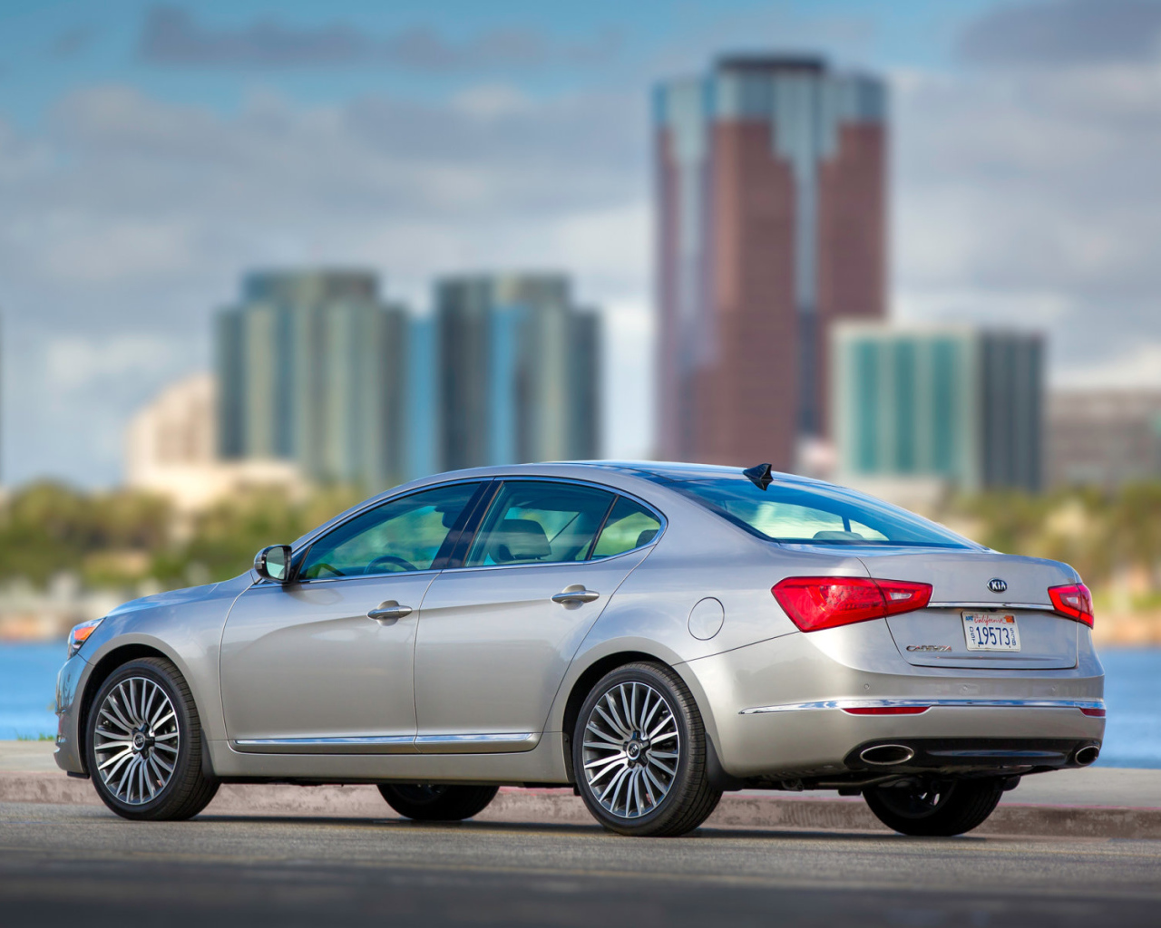 Красивый автомобиль Kia Cadenza 2014 годав Москве