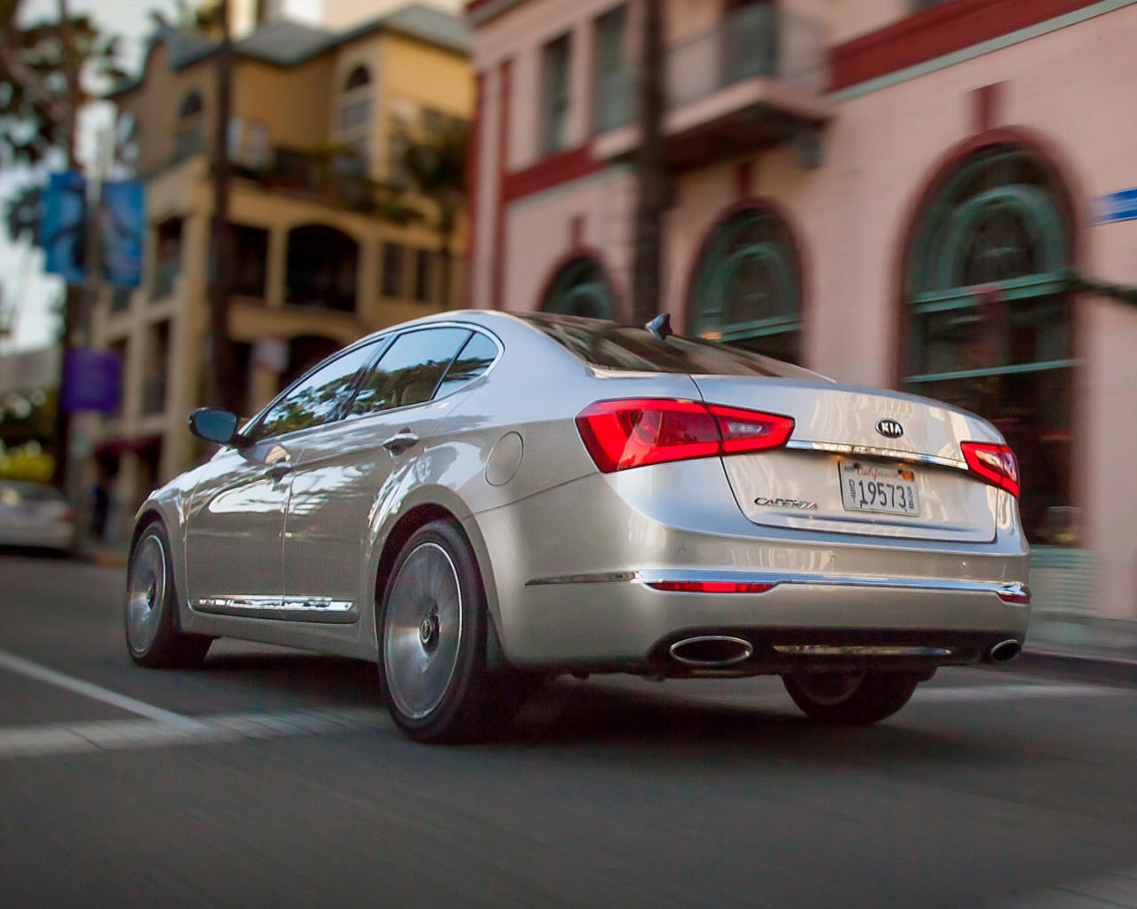 Автомобиль Kia Cadenza 2014 года на дороге