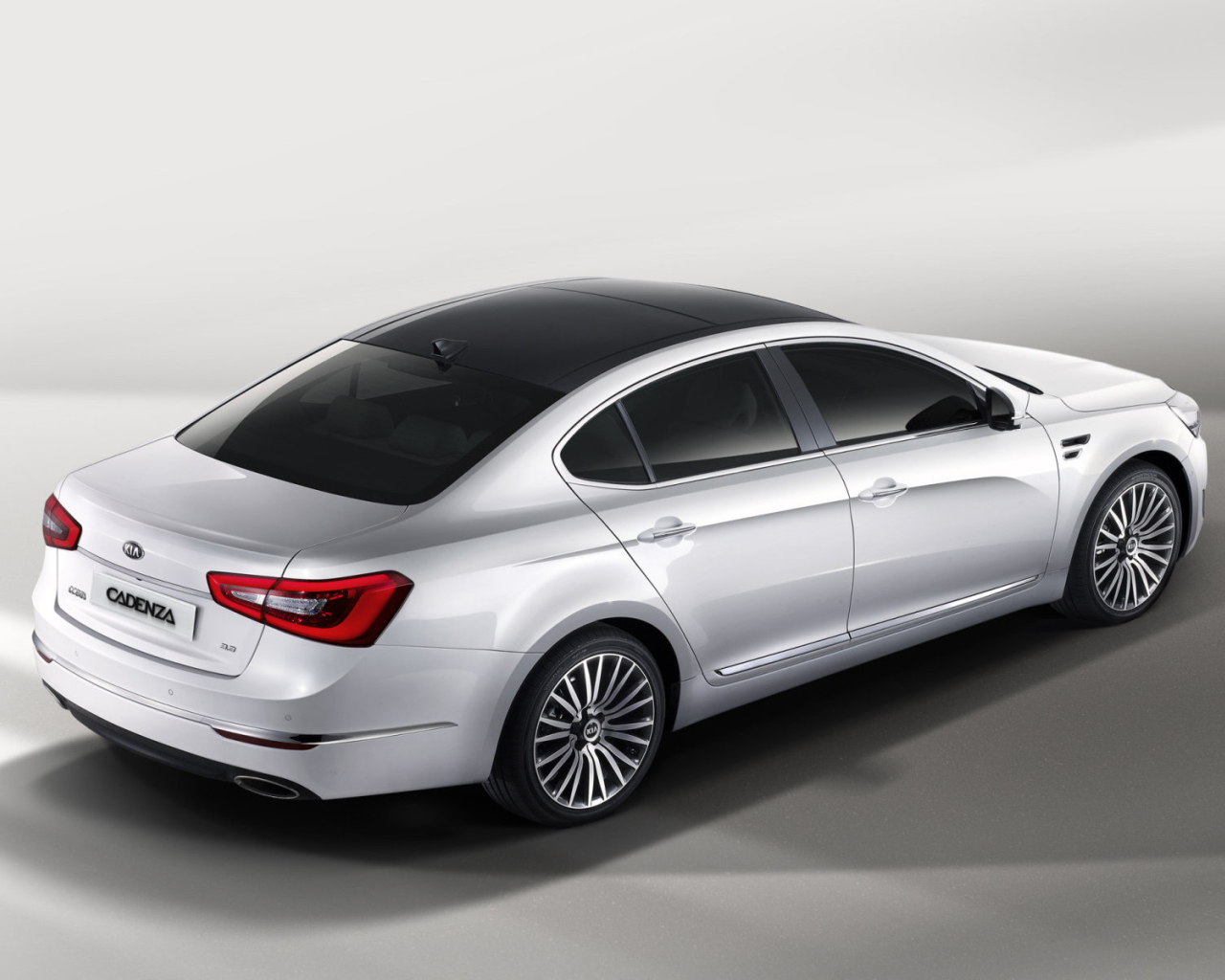 Автомобиль марки Kia модели Cadenza 2014 года