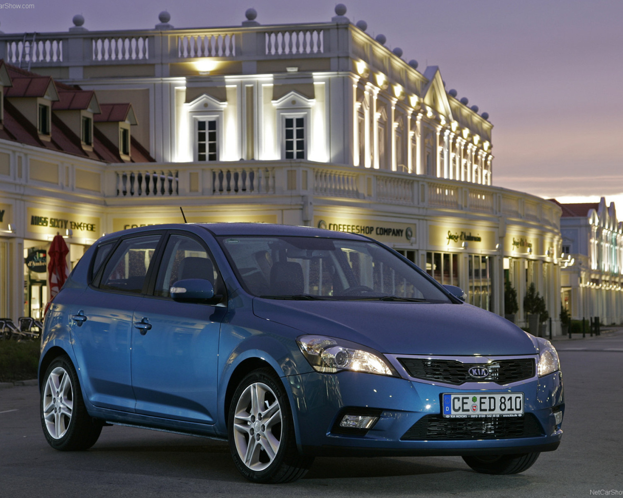 Автомобиль Kia Ceed на дороге