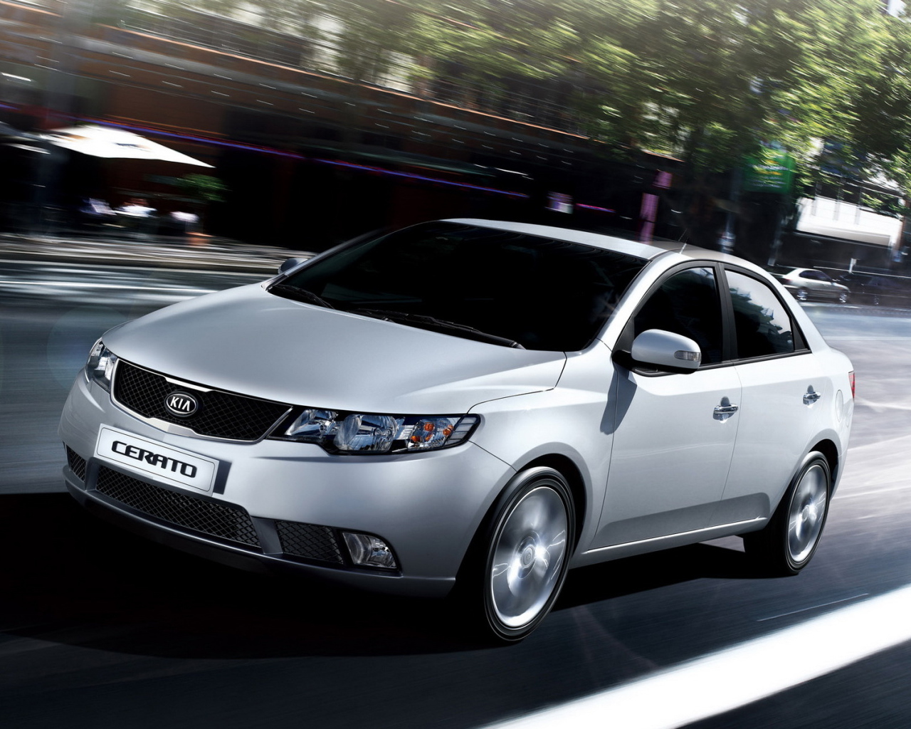  Автомобиль Kia Cerato на дороге