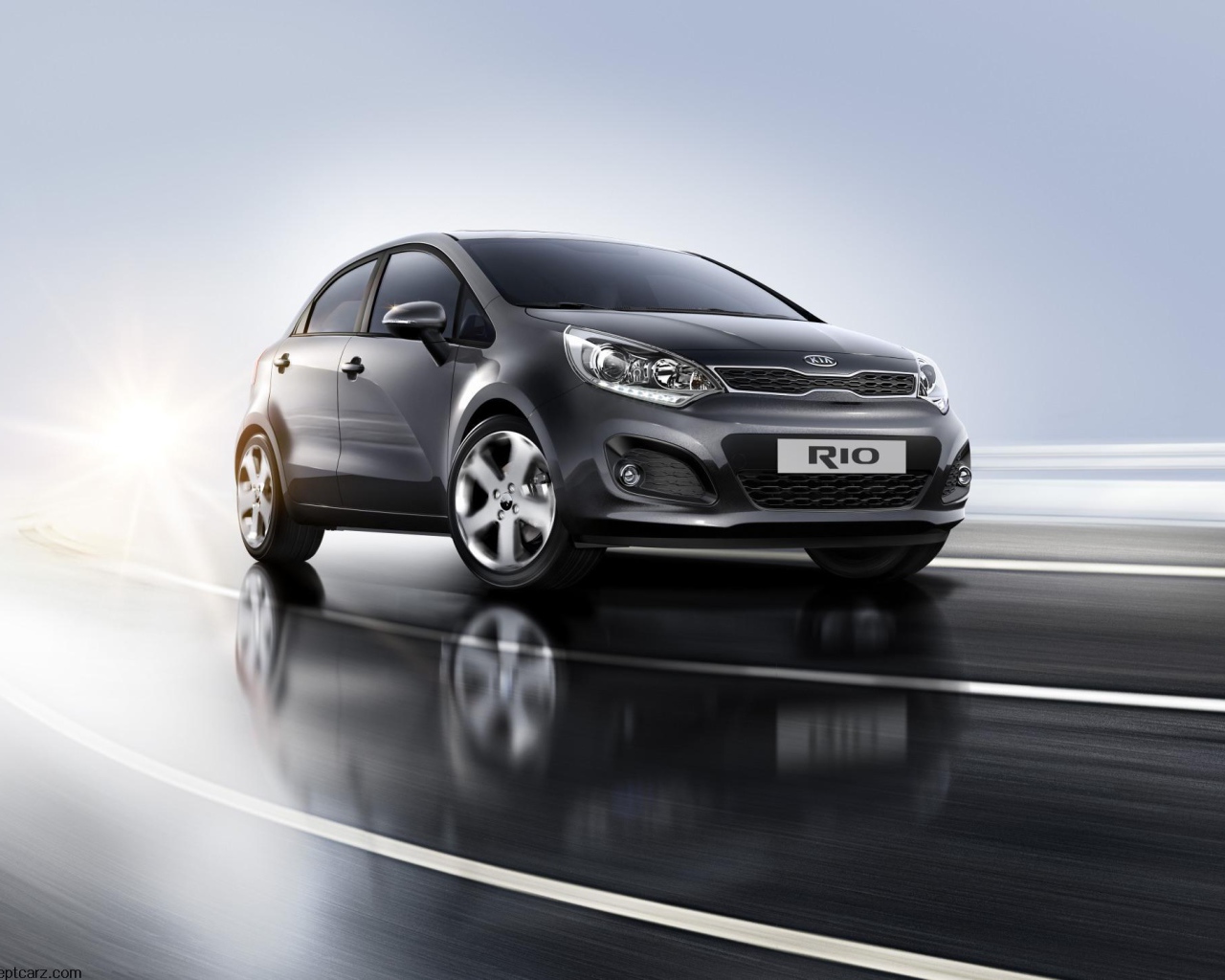 Автомобиль Kia  Rio на дороге