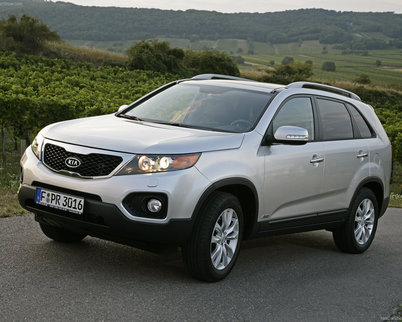  Автомобиль Kia Sorento на дороге