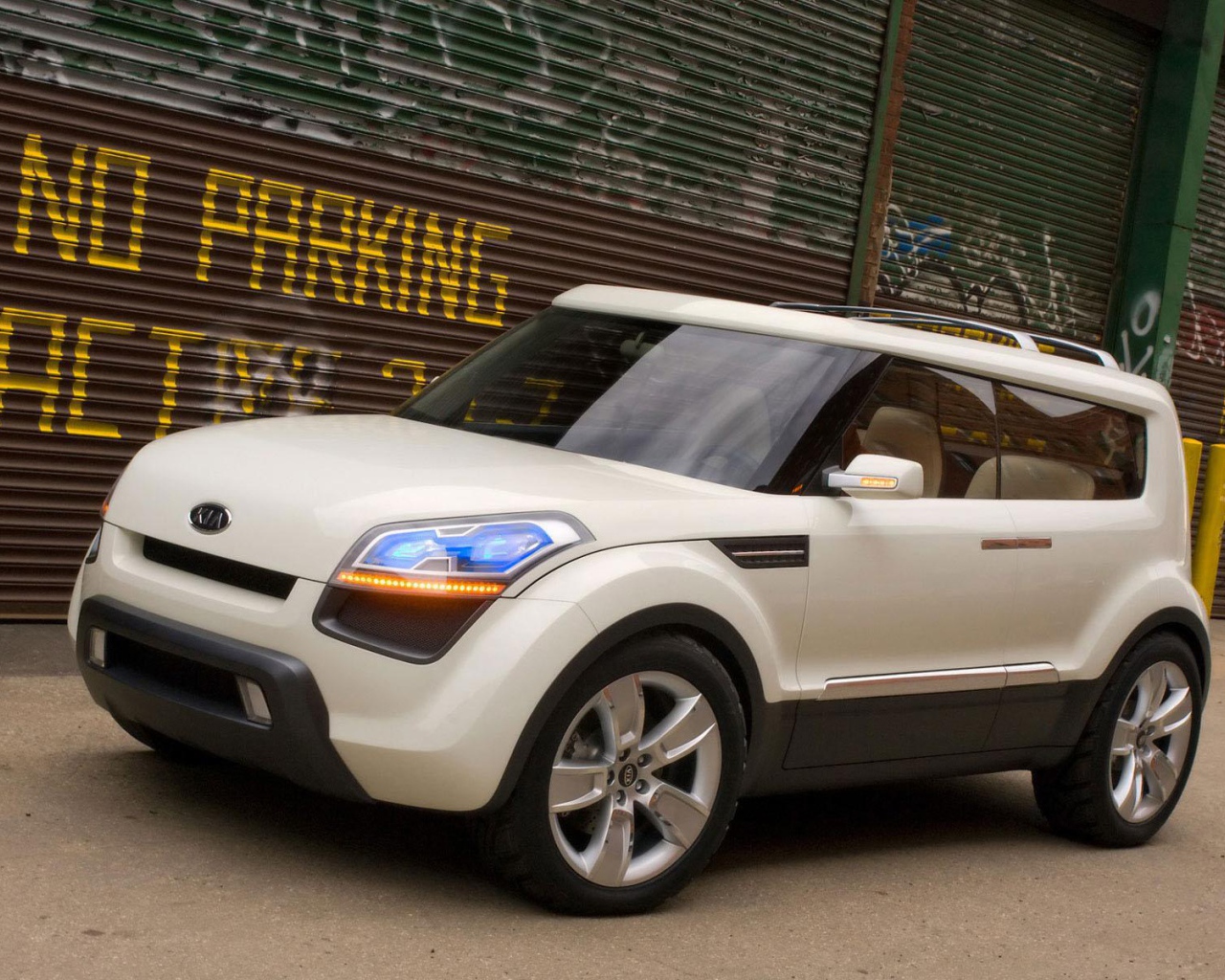 Автомобиль Kia Soul на дороге