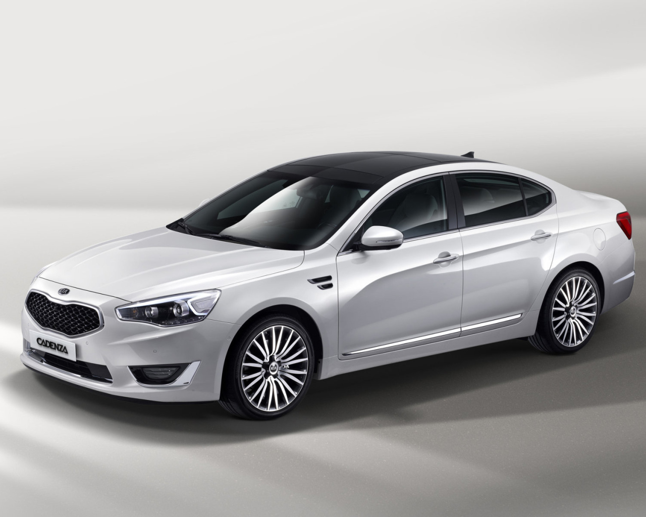Надежный автомобиль Kia Cadenza 2014 года