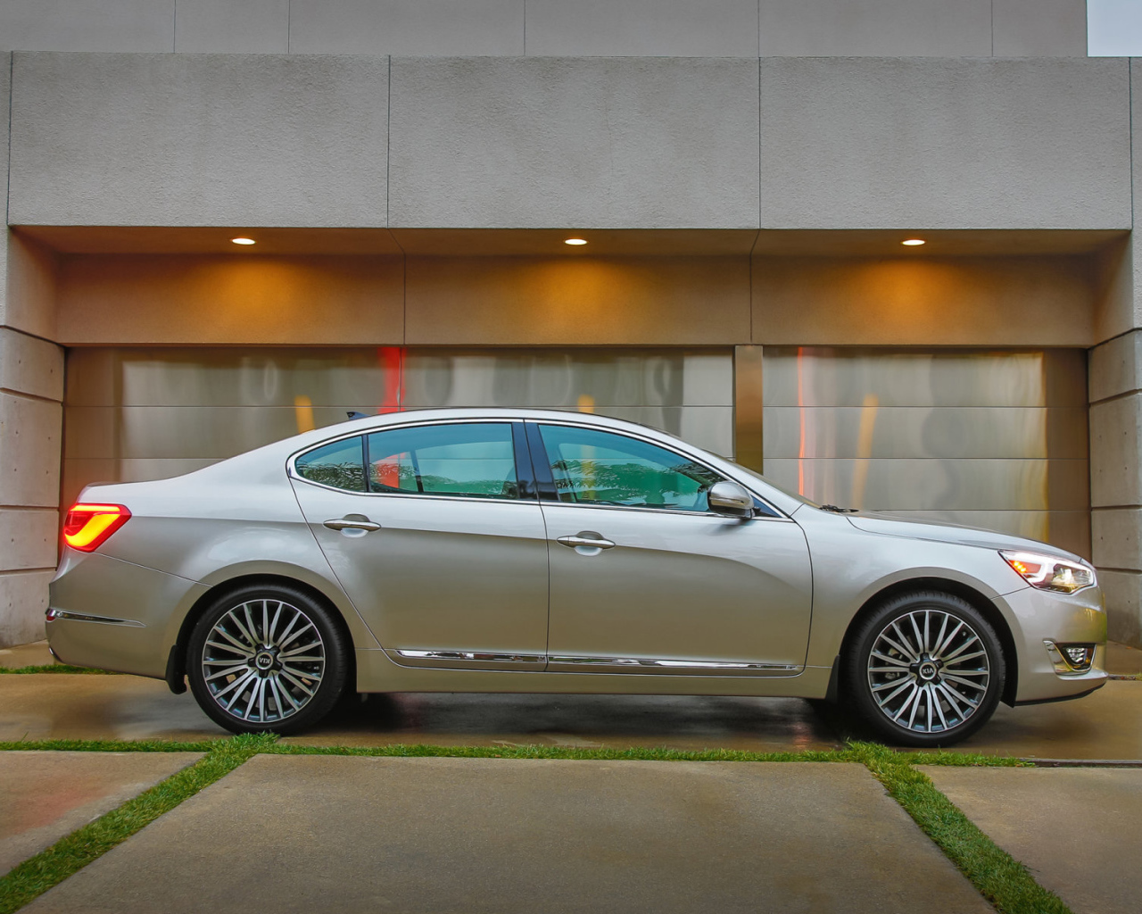 Надежная машина Kia Cadenza 2014 года