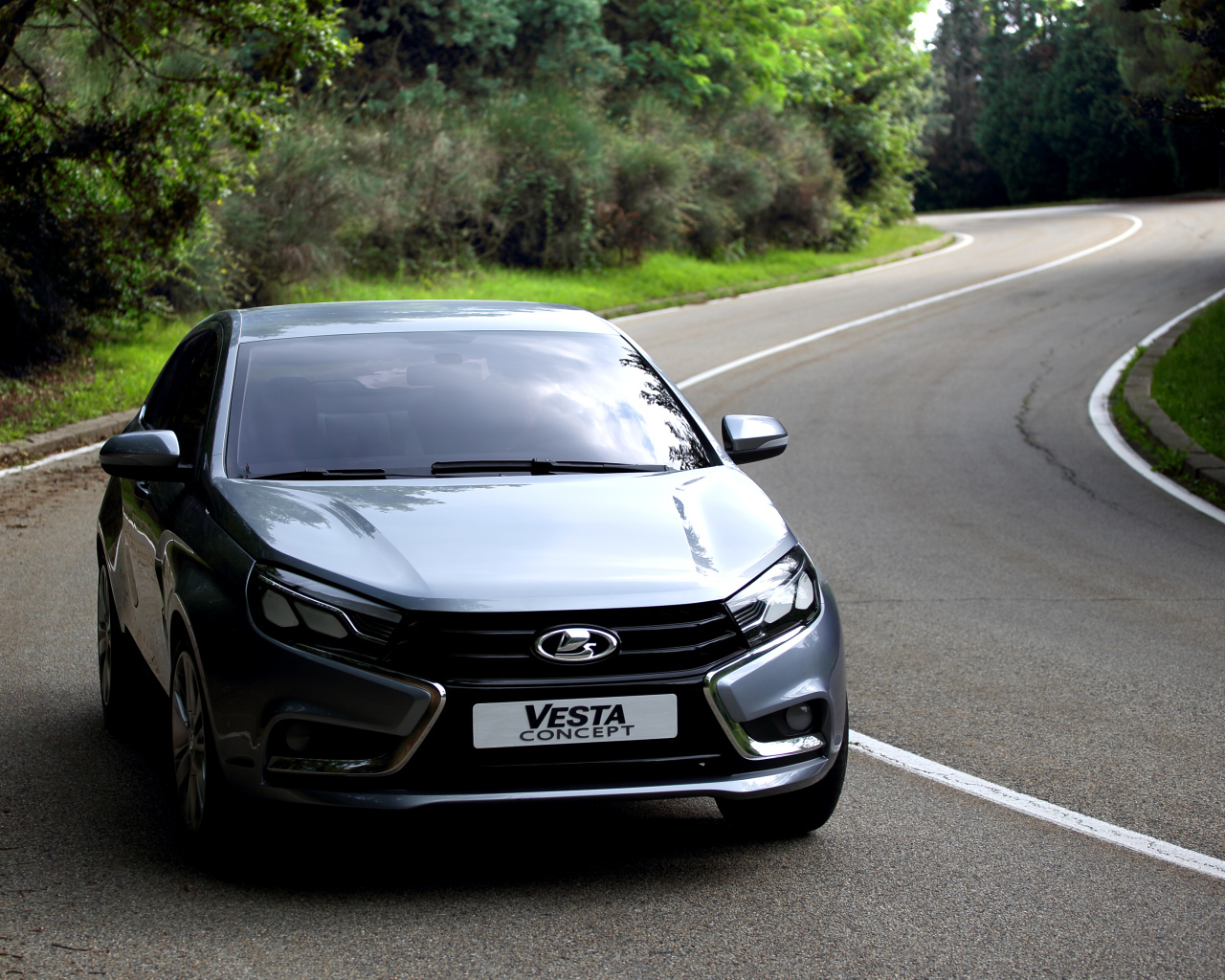 Черная Лада Веста на дороге