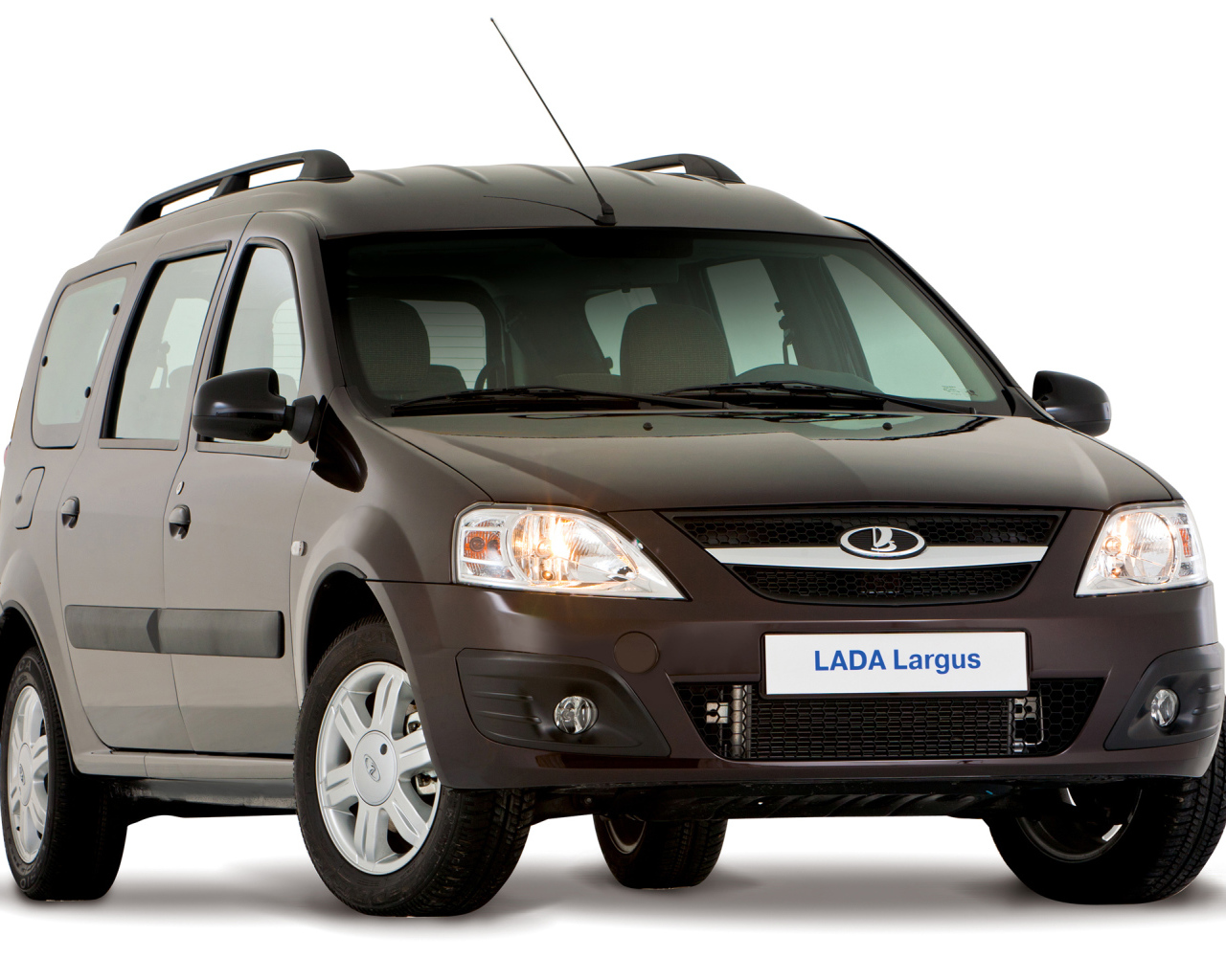 Коричневая Lada Largus