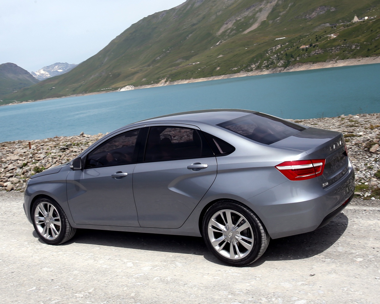 Лада Веста у воды