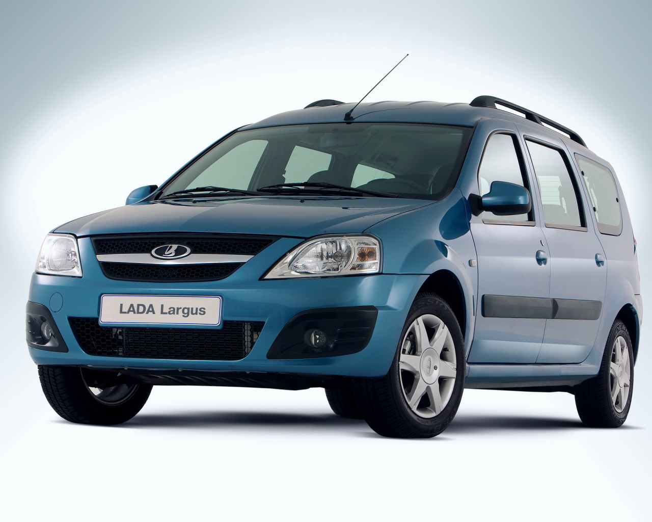 Бирюзовая Lada Largus