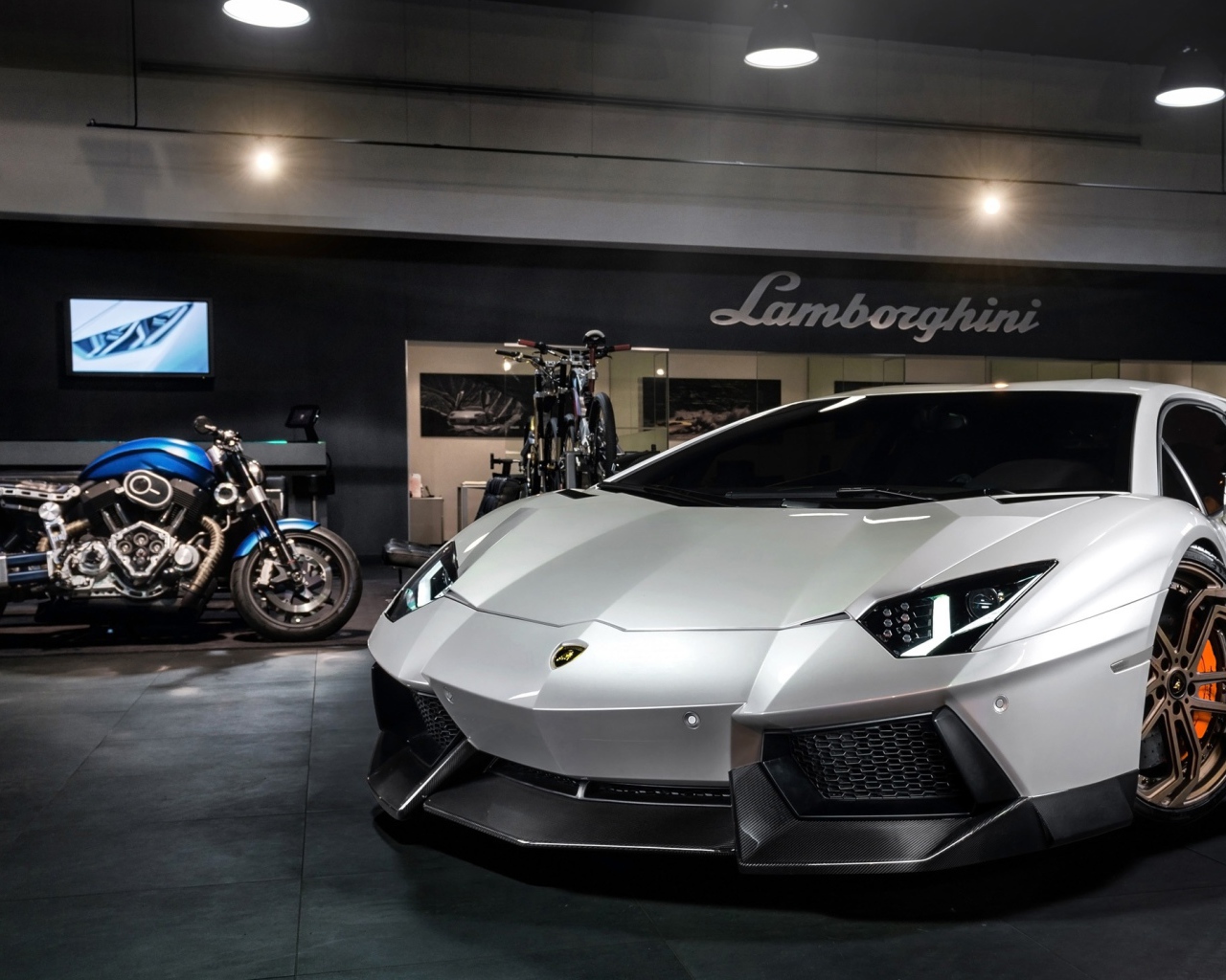 Серебристый Lamborghini Aventador