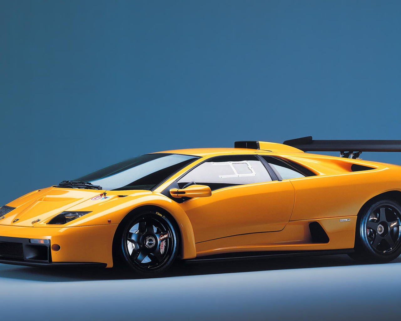 Красивый автомобиль Lamborghini Diablo в Москве