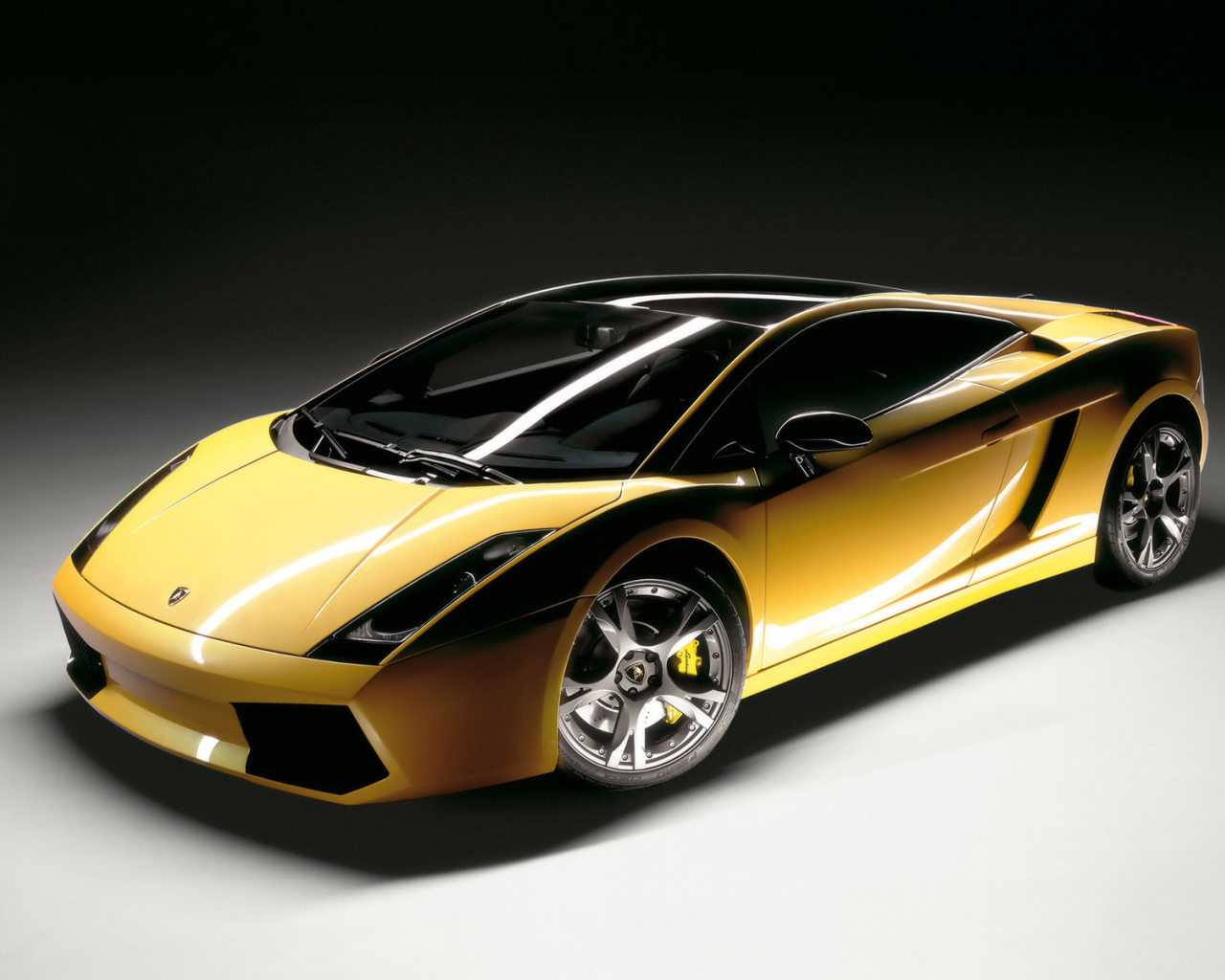 Красивый автомобиль Lamborghini Gallardo в Москве