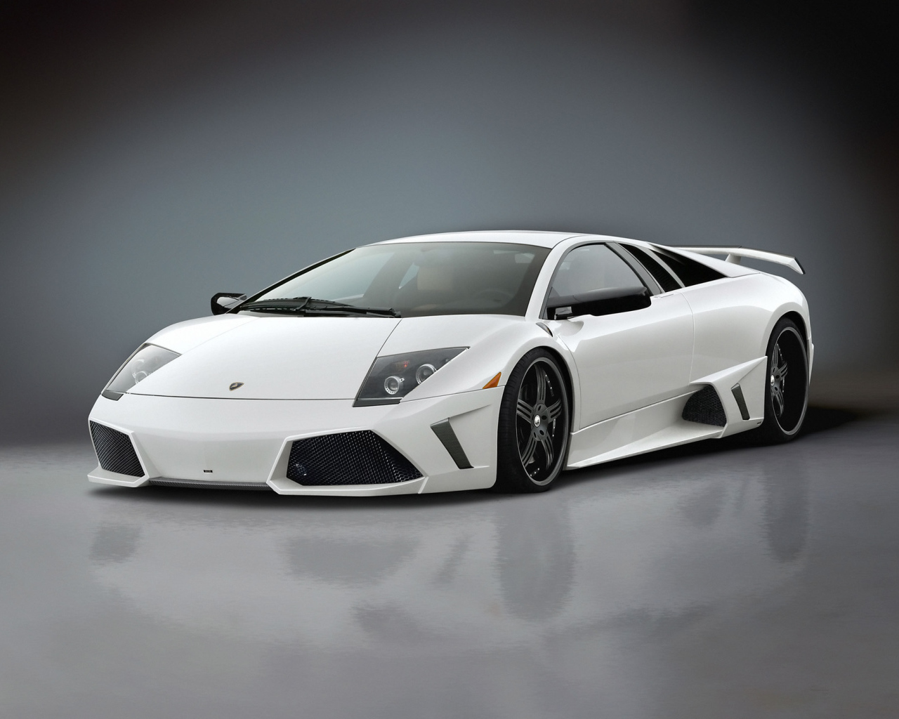 Красивый автомобиль Lamborghini Murcielago
