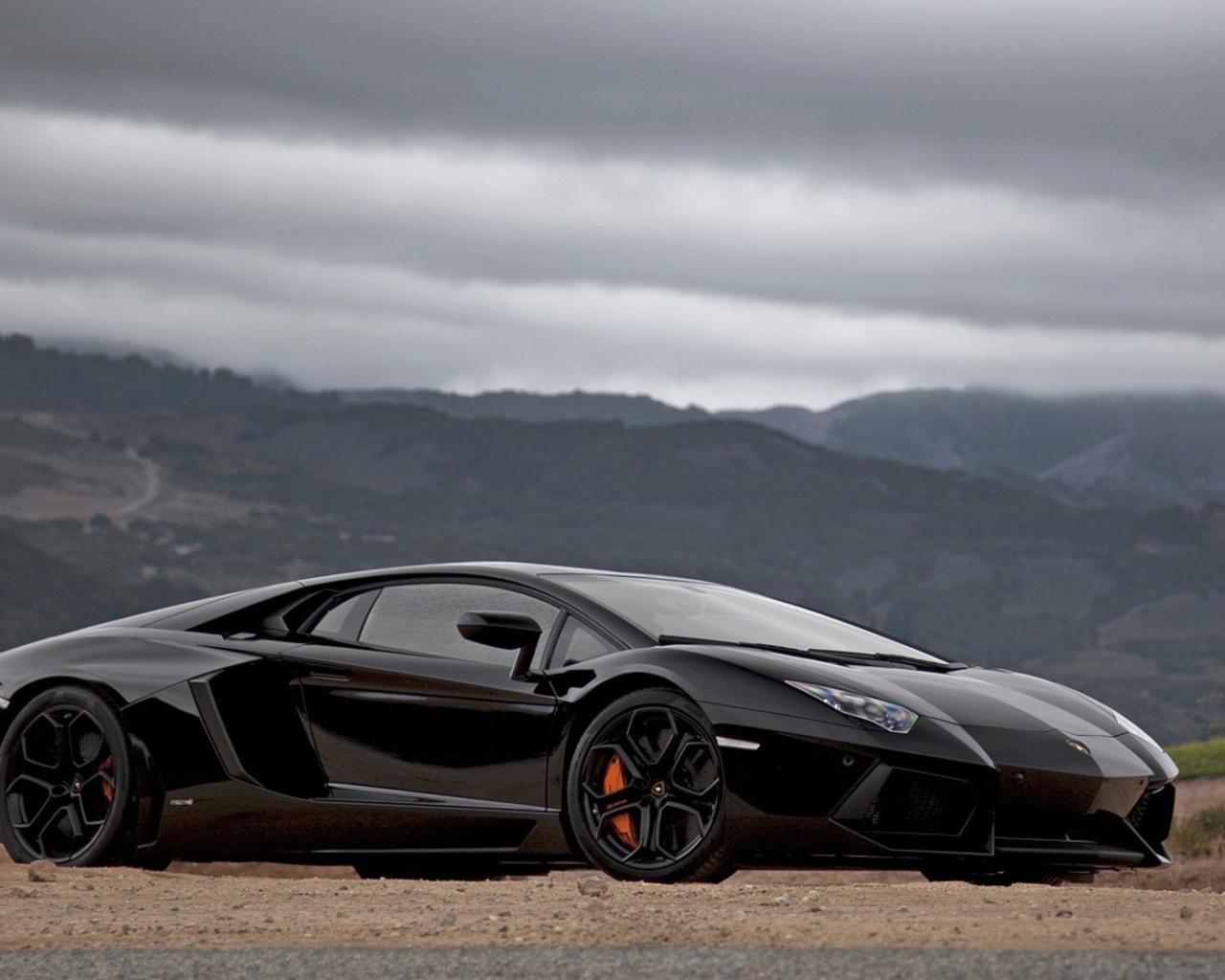 Автомобиль марки Lamborghini модели Aventador