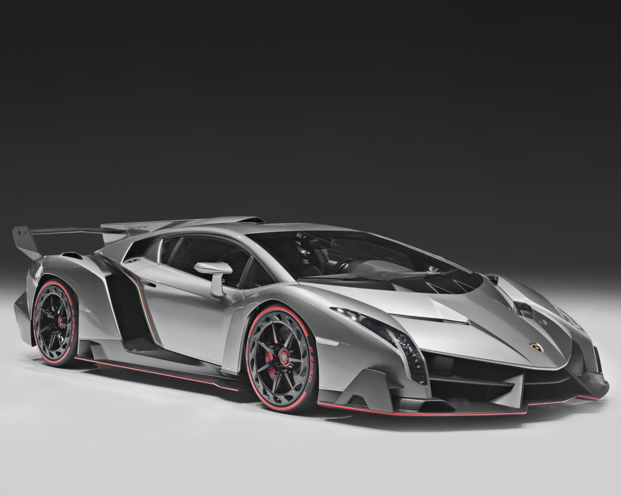 Автомобиль марки Lamborghini модели Veneno