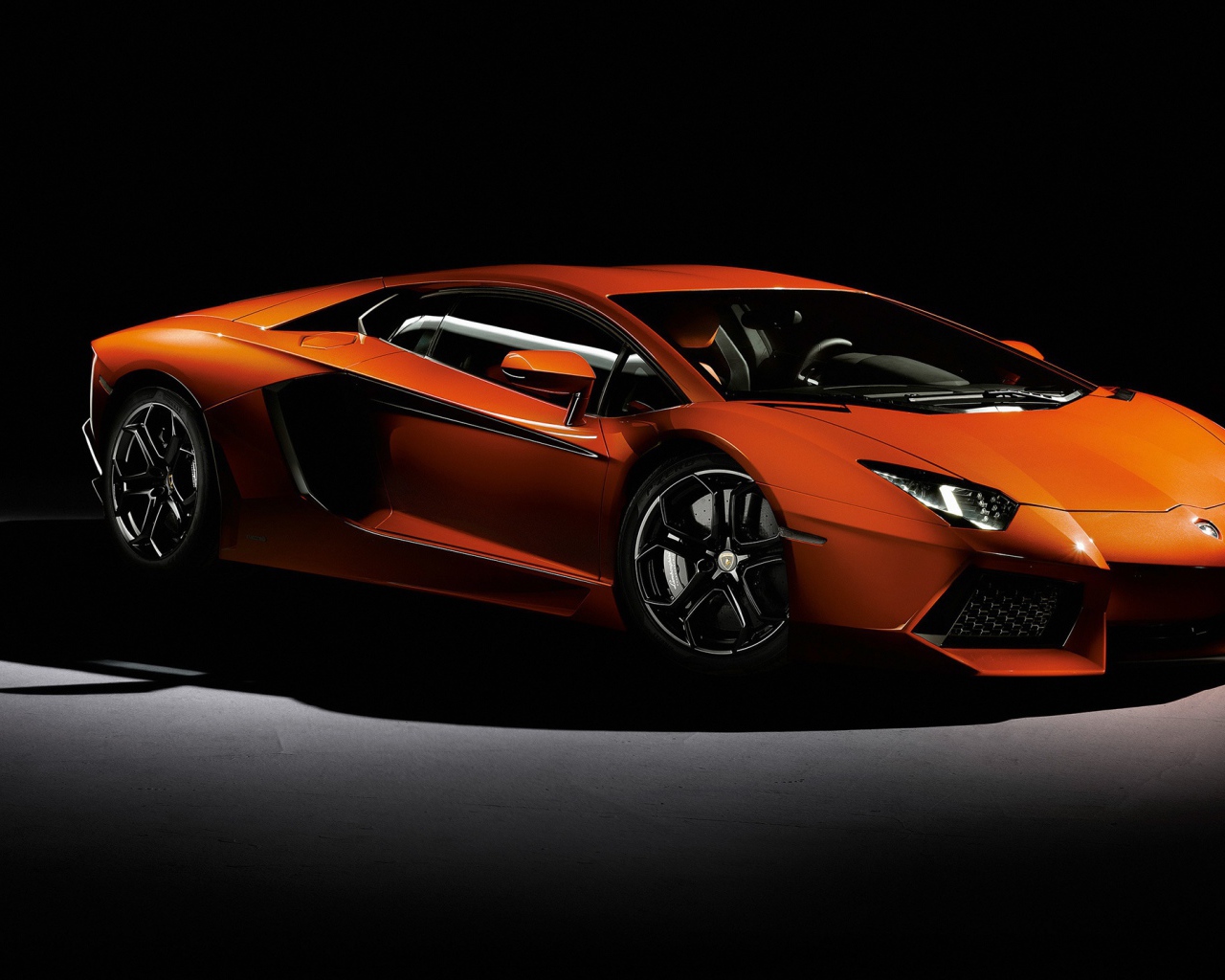 Оранжевый Lamborghini Aventador