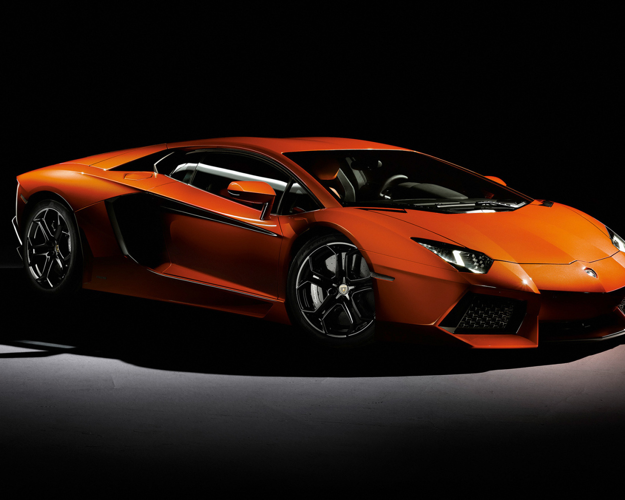 Автомобиль Lamborghini Aventador на дороге