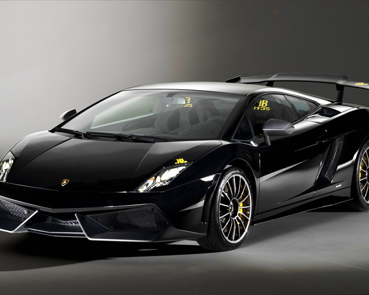 Автомобиль Lamborghini Gallardo на дороге