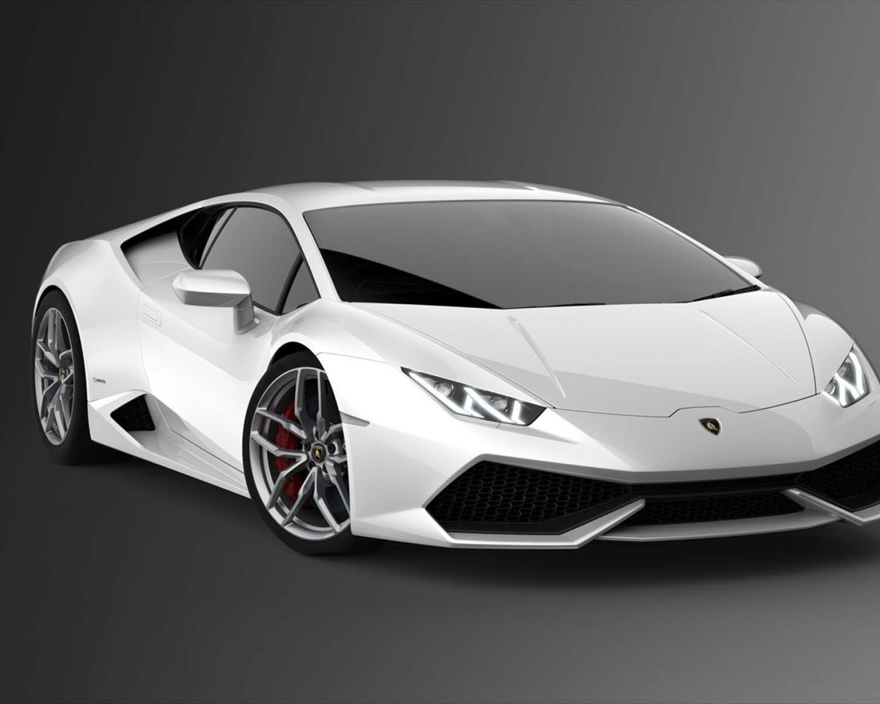 Автомобиль Lamborghini Huracan на дороге