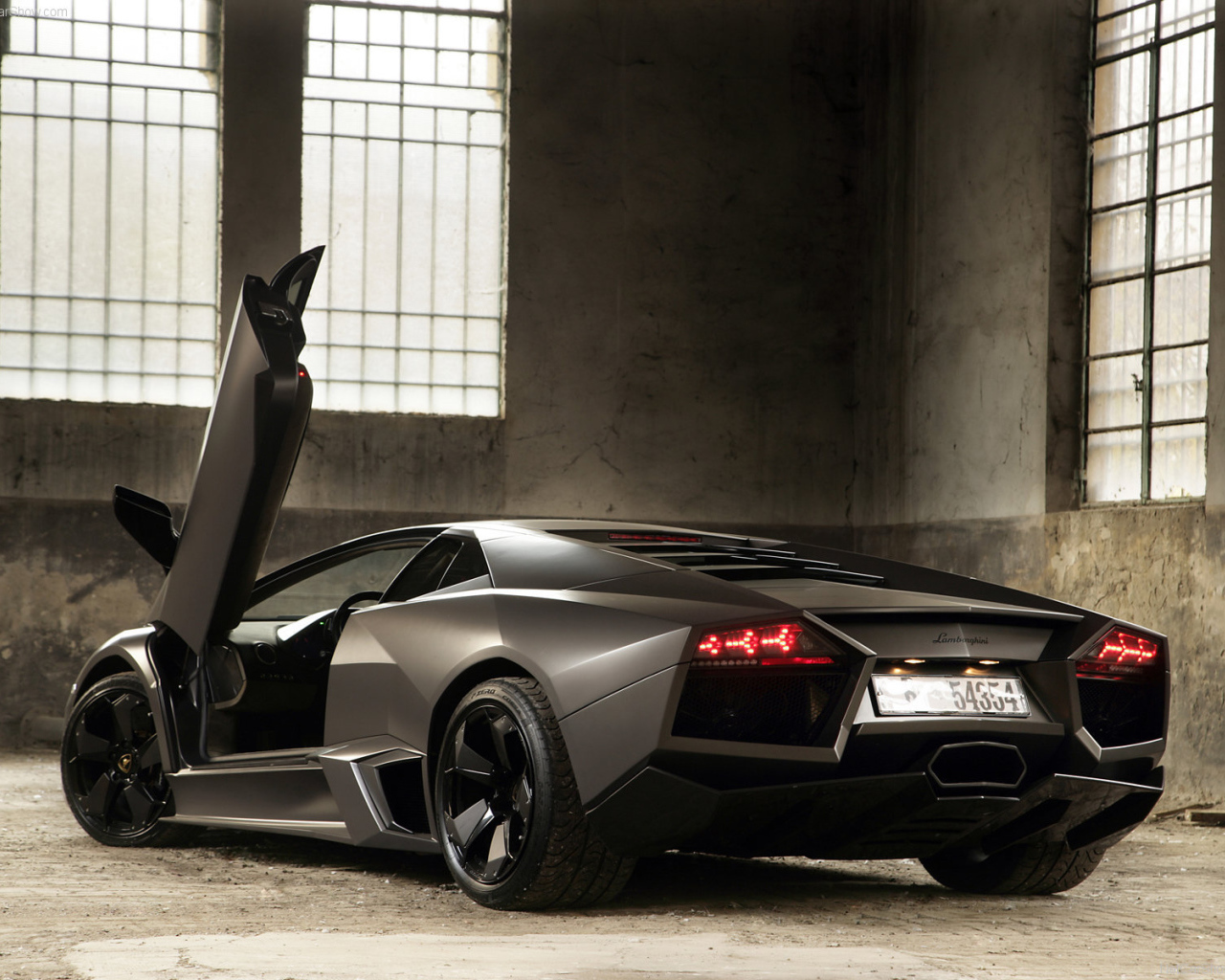 Автомобиль Lamborghini Reventon на дороге