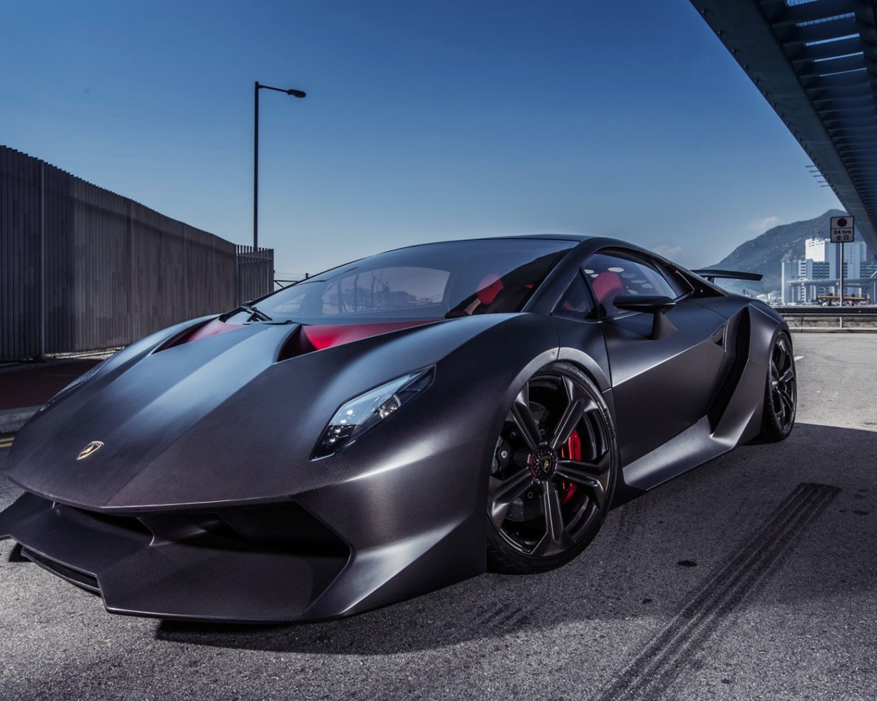 Автомобиль Lamborghini Sesto Elemento на дороге