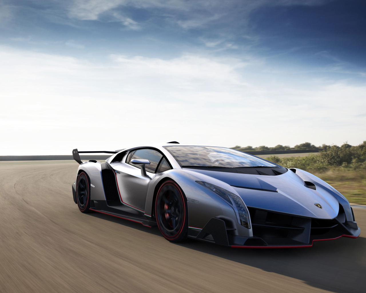 Автомобиль Lamborghini Veneno на дороге