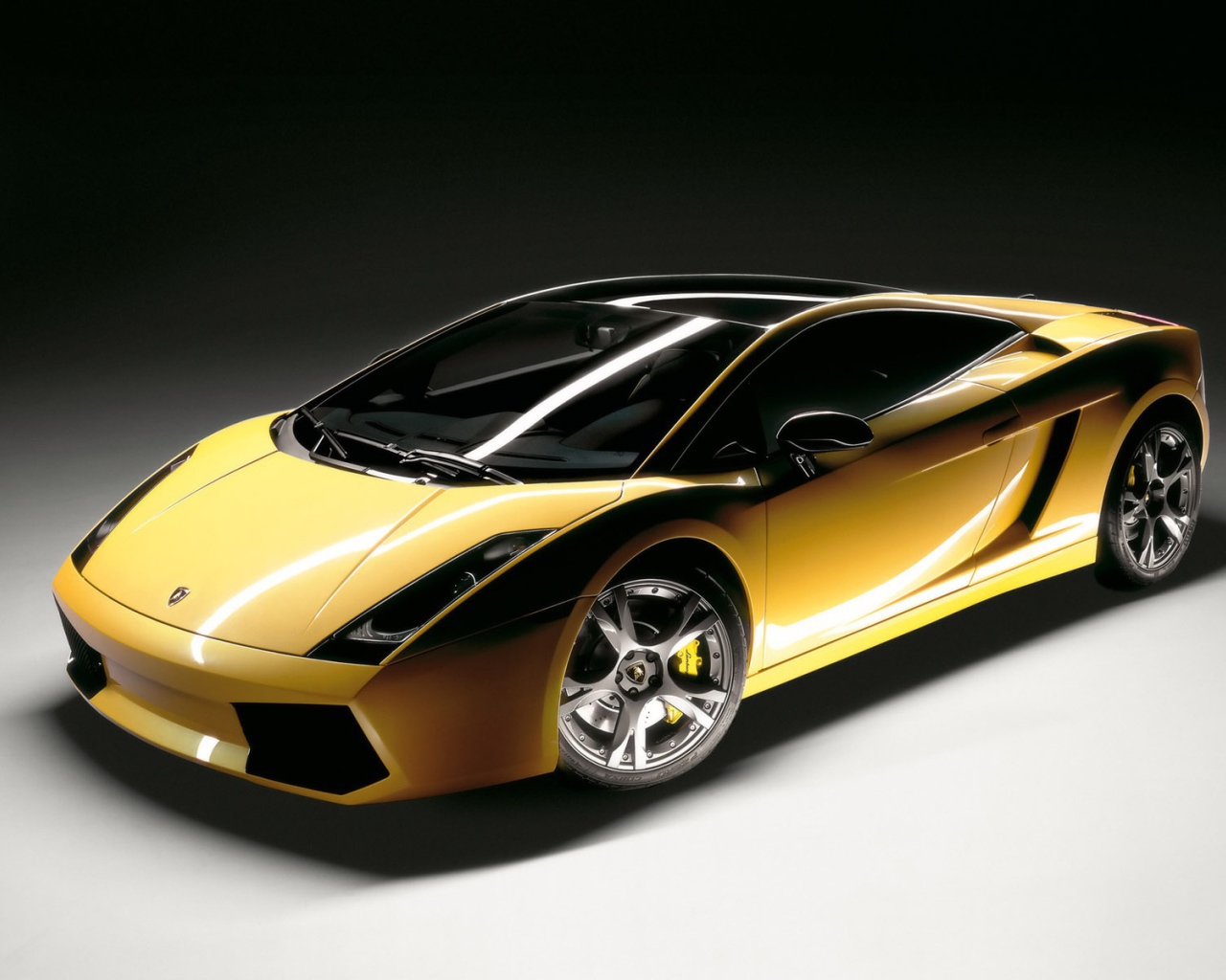 Желтый Lamborghini gallardo