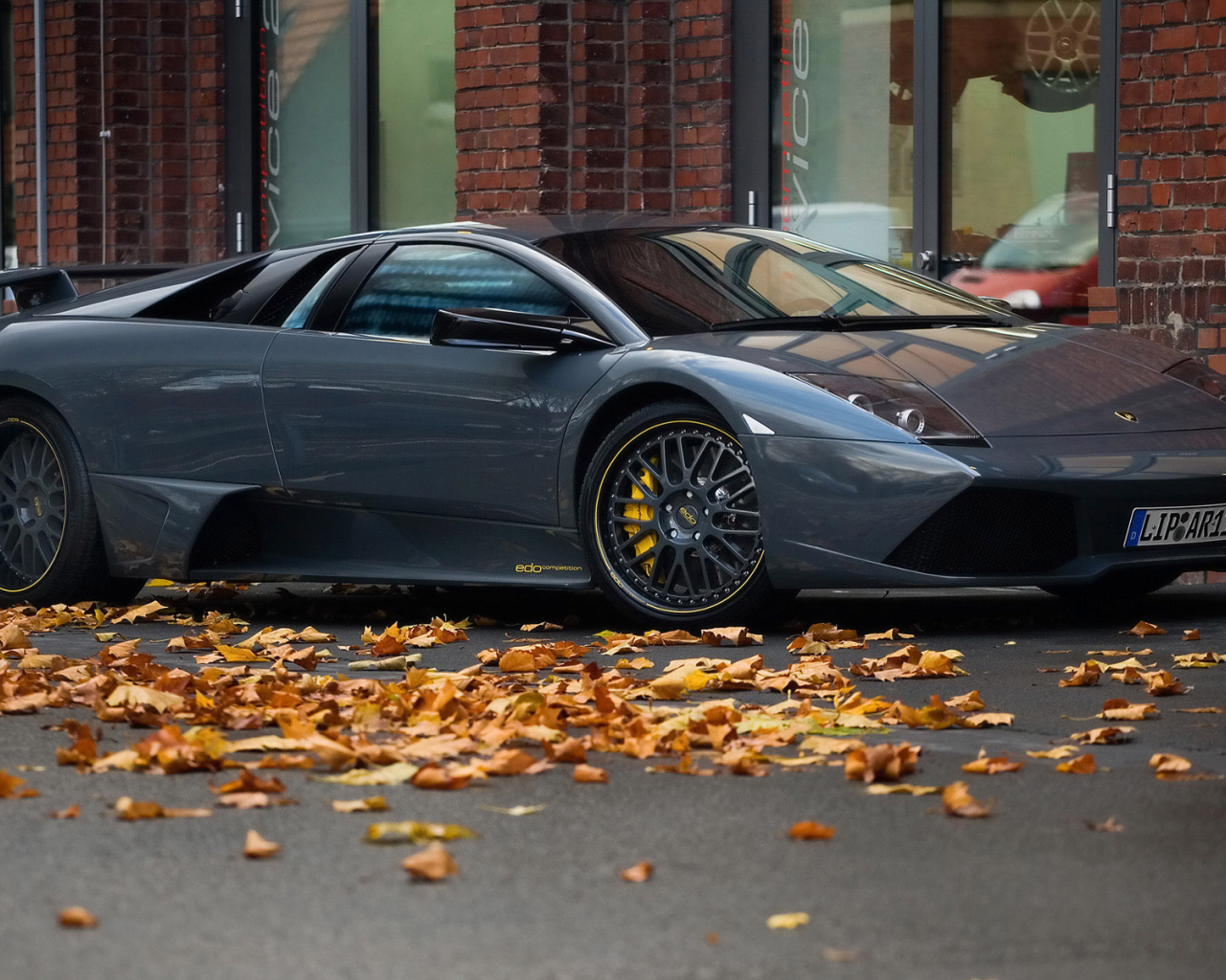 Ламборджини на осенней улице
