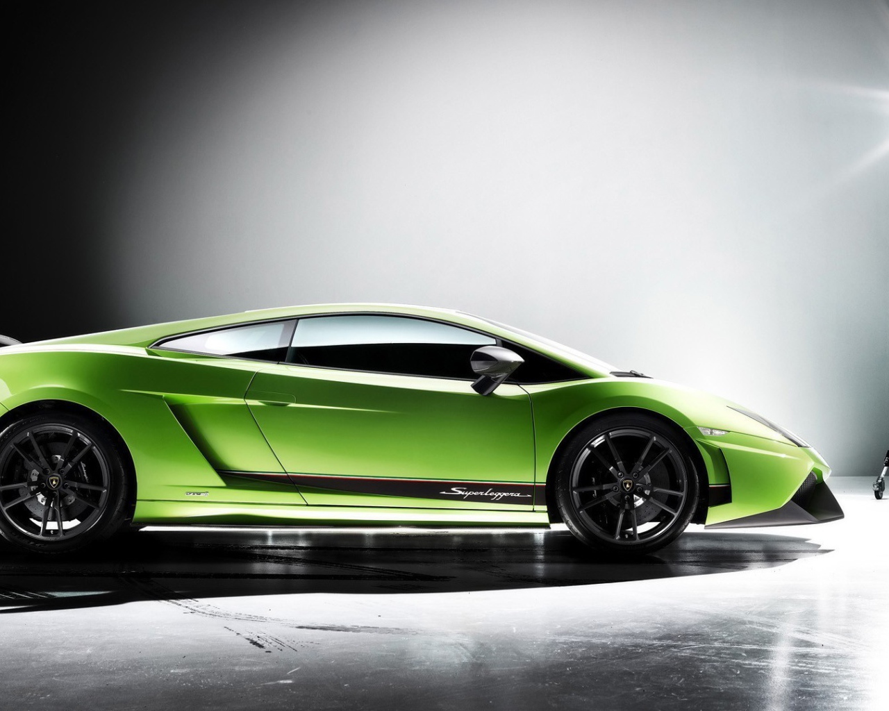 Зеленый Ламборджини около лампы