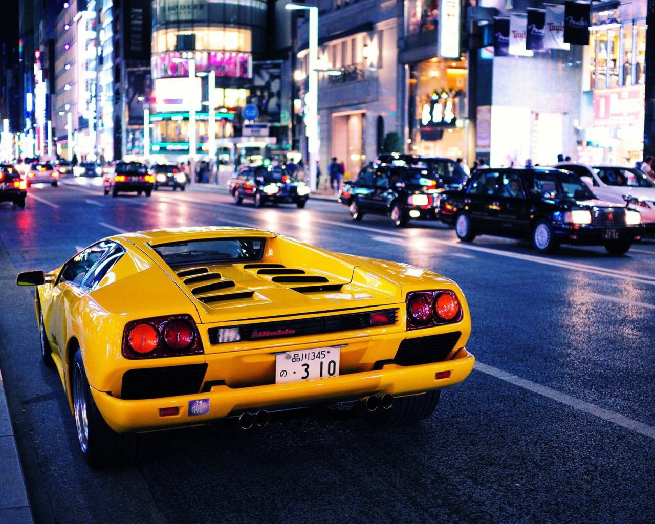 Ламборджини на улице города