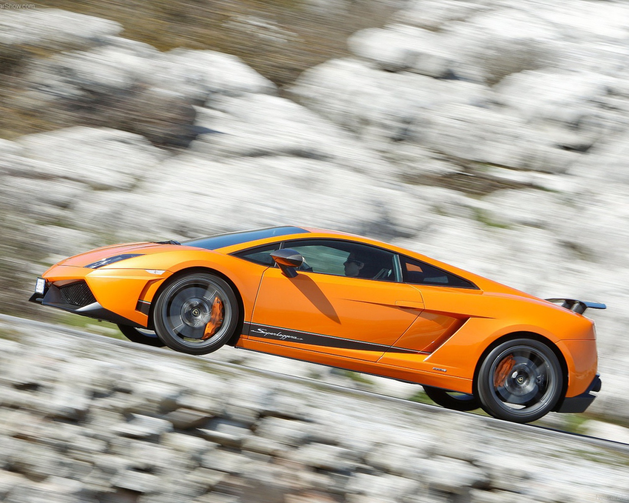 Оранжевый Ламборджини на скорости