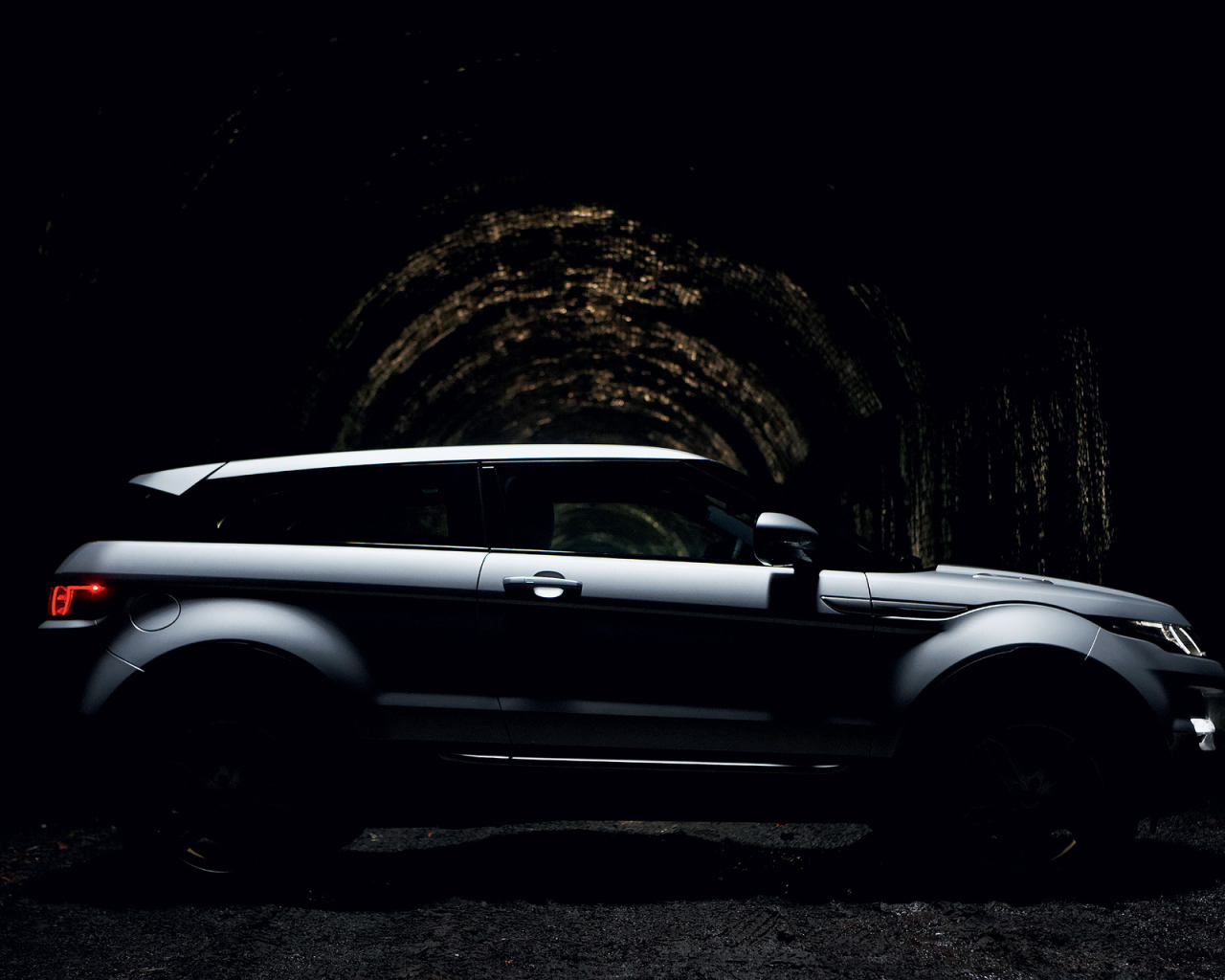 Красивый автомобиль Land Rover A8 в Москве