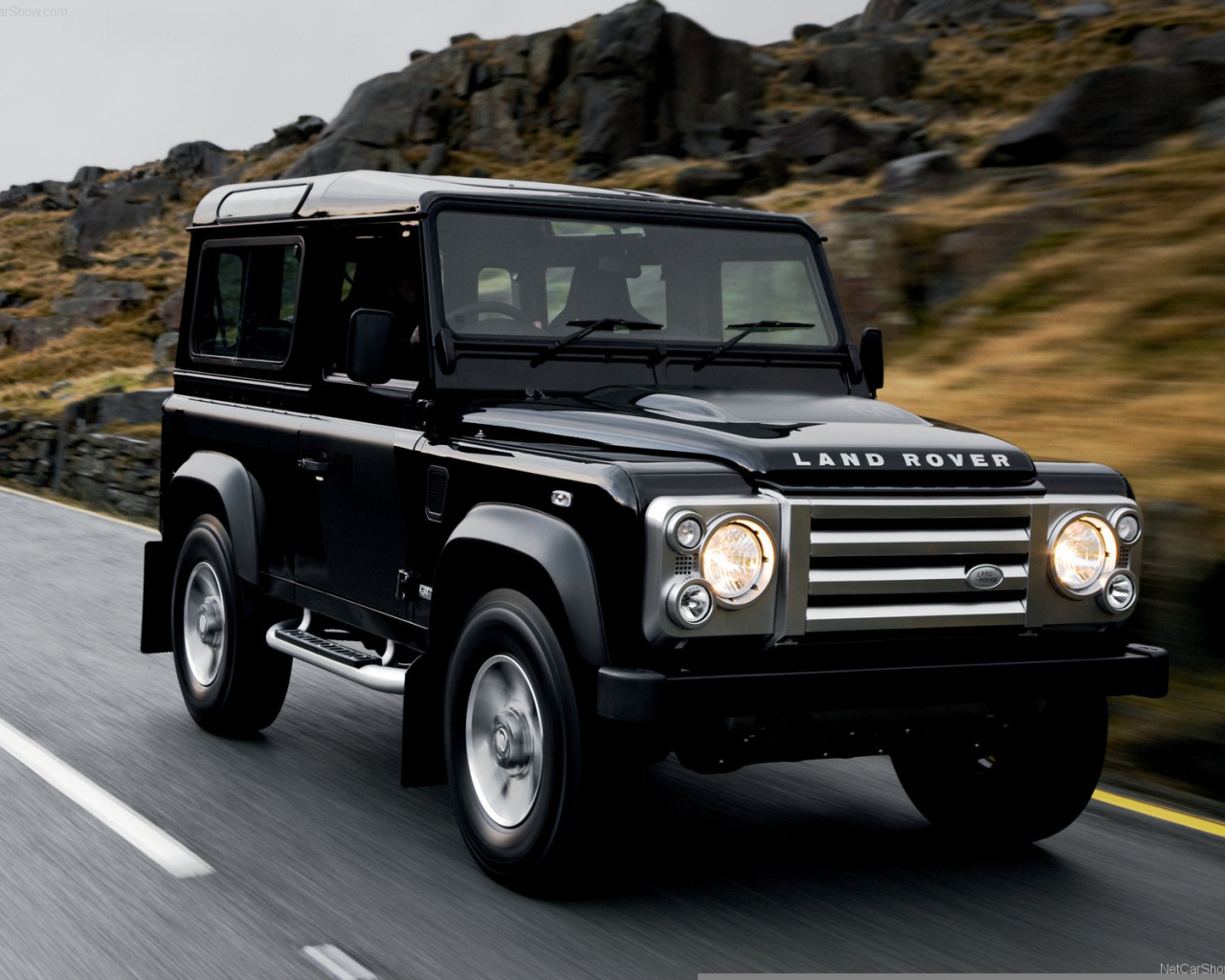  Красивый автомобиль Land Rover Defender в Москве