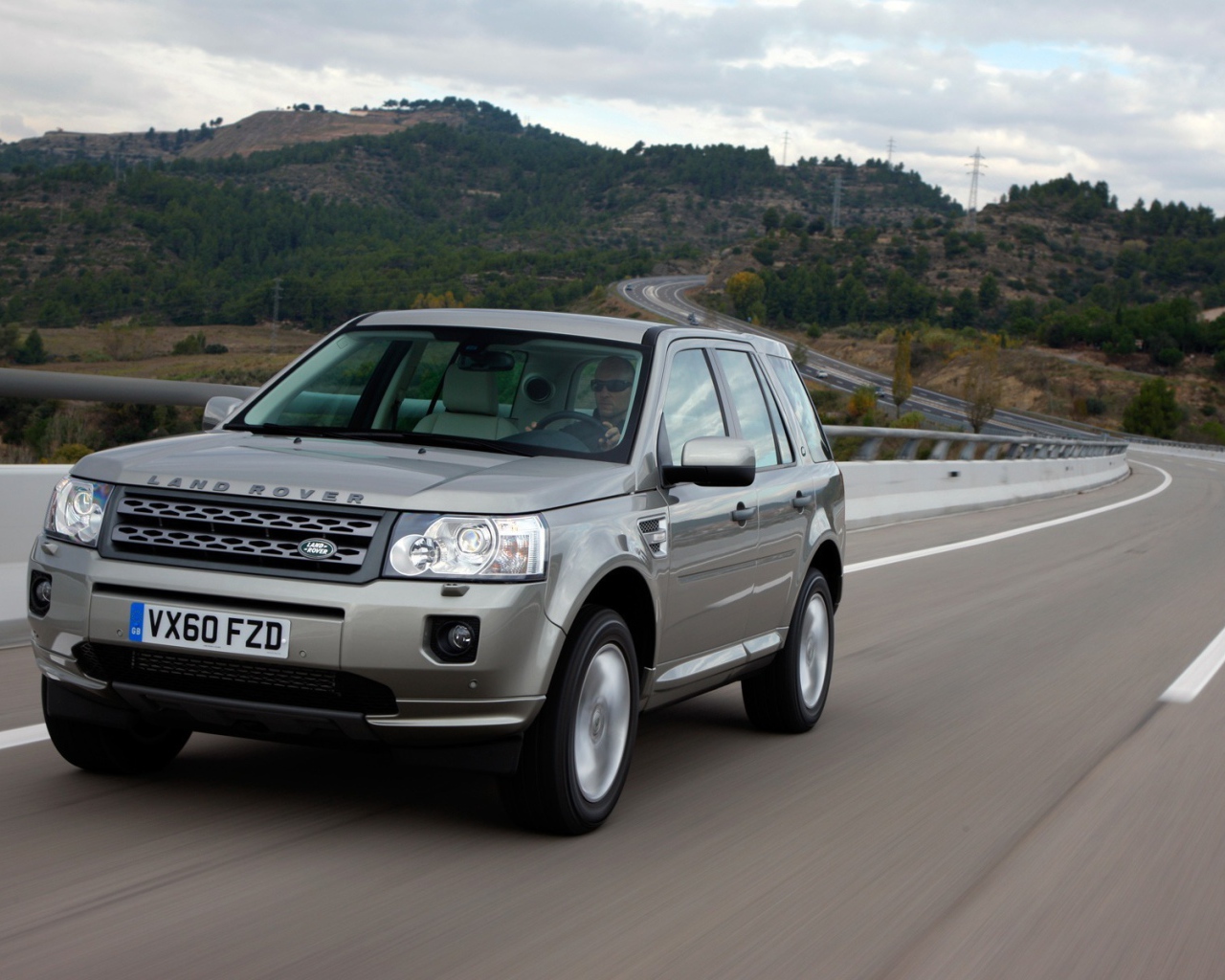 Красивый автомобиль Land Rover Freelander 2 в Москве