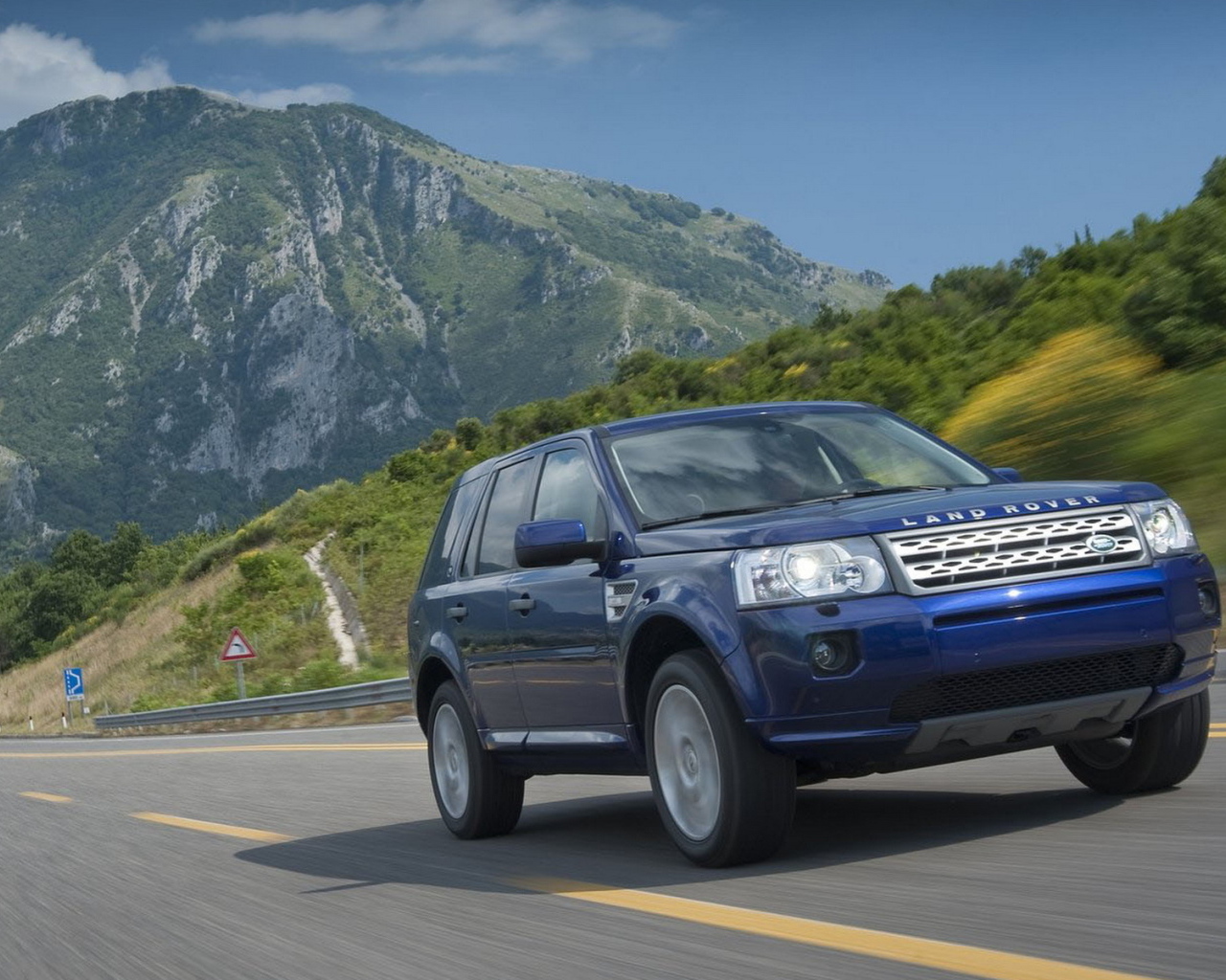 Автомобиль Land Rover Freelander 2 на дороге