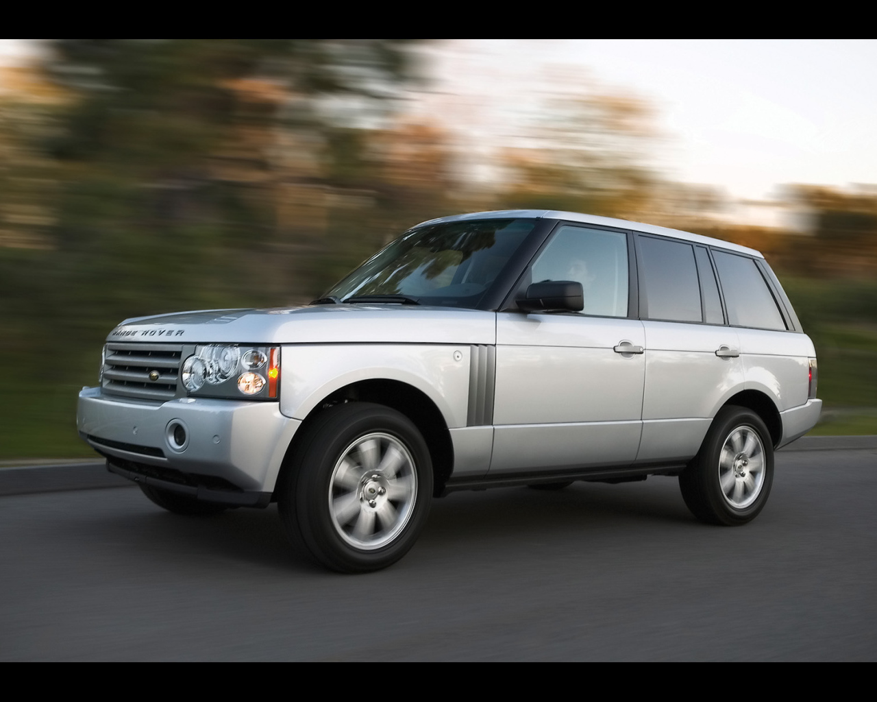 Автомобиль Land Rover A8 на дороге