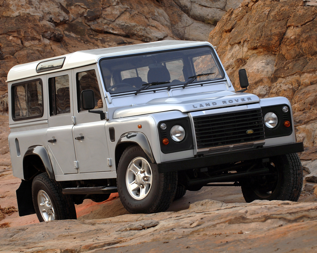 Автомобиль Land Rover Defender на дороге