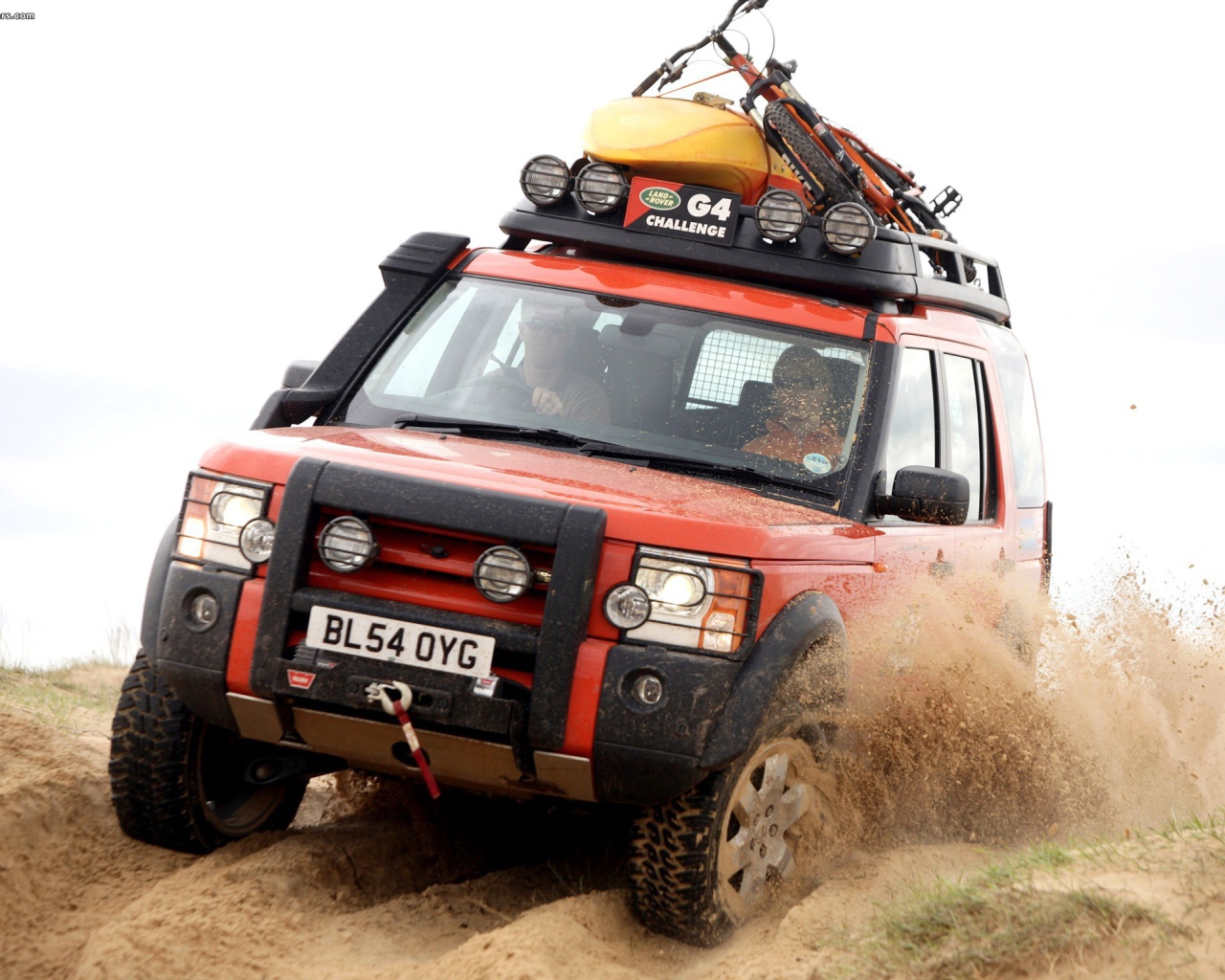 Надежная машина Land Rover Defender