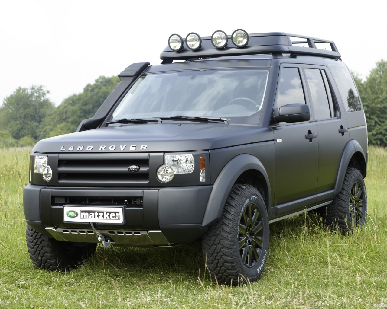  Автомобиль Land Rover Defender на дороге