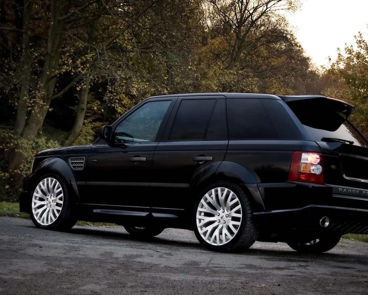 Черный Лэнд Ровер на природе