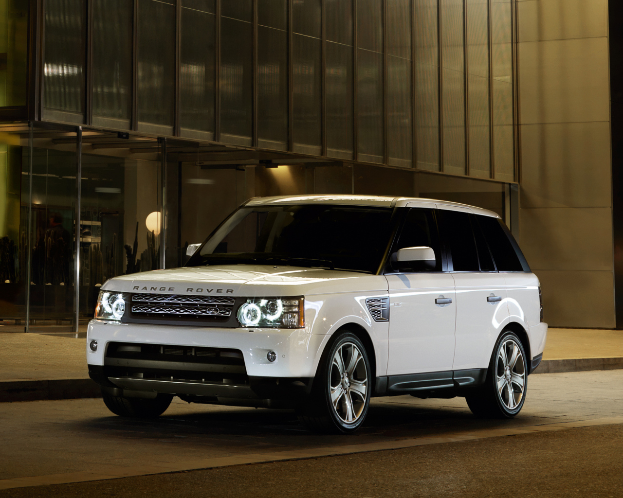 Лэнд ровер около магазина